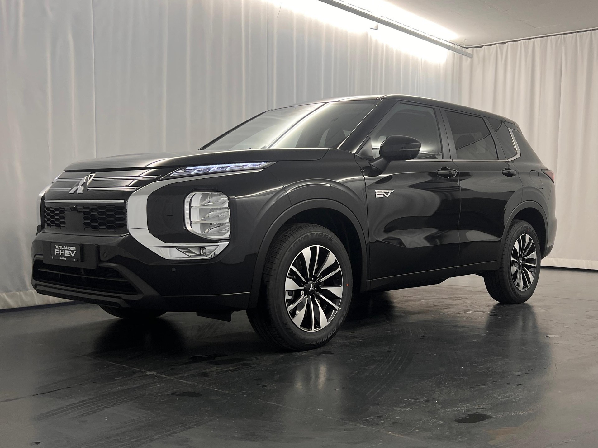 MITSUBISHI Outlander 2.4 PHEV Invite 4x4-image-1