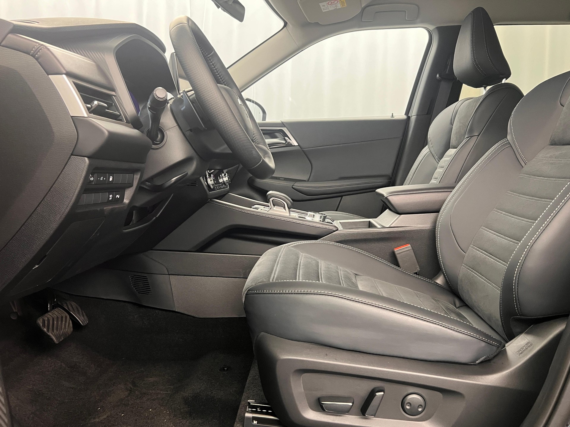 MITSUBISHI Outlander 2.4 PHEV Invite 4x4-image-2