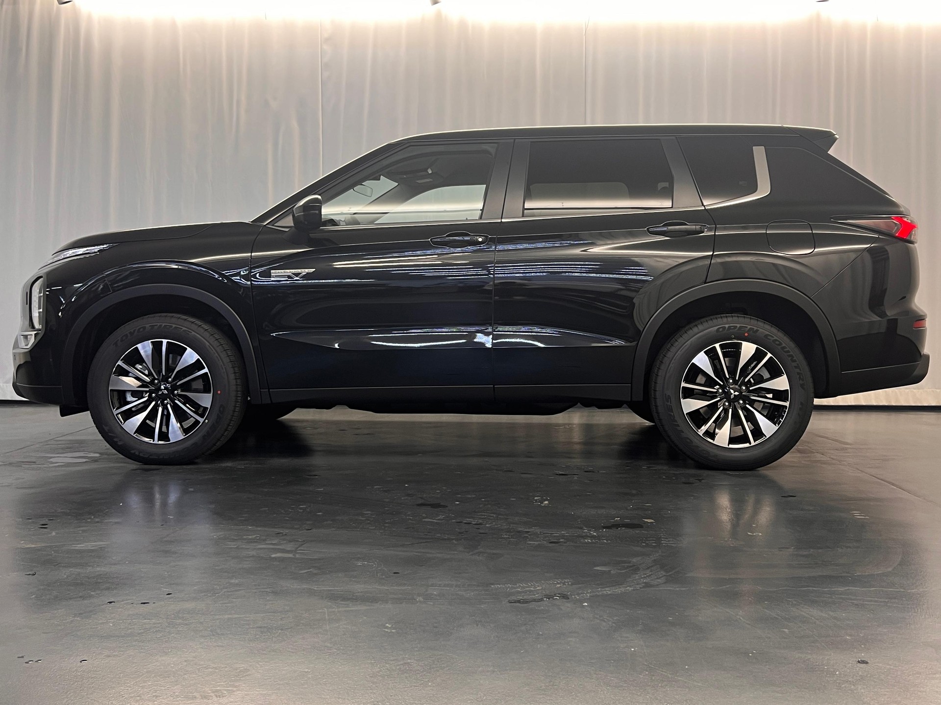 MITSUBISHI Outlander 2.4 PHEV Invite 4x4-image-3