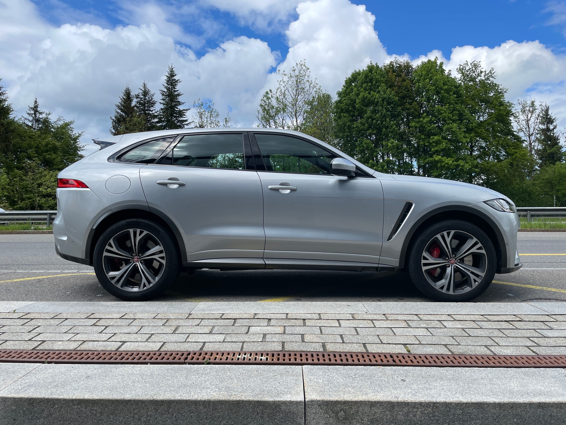 JAGUAR F-Pace 5.0 V8 SVR AWD Automatik-image-2