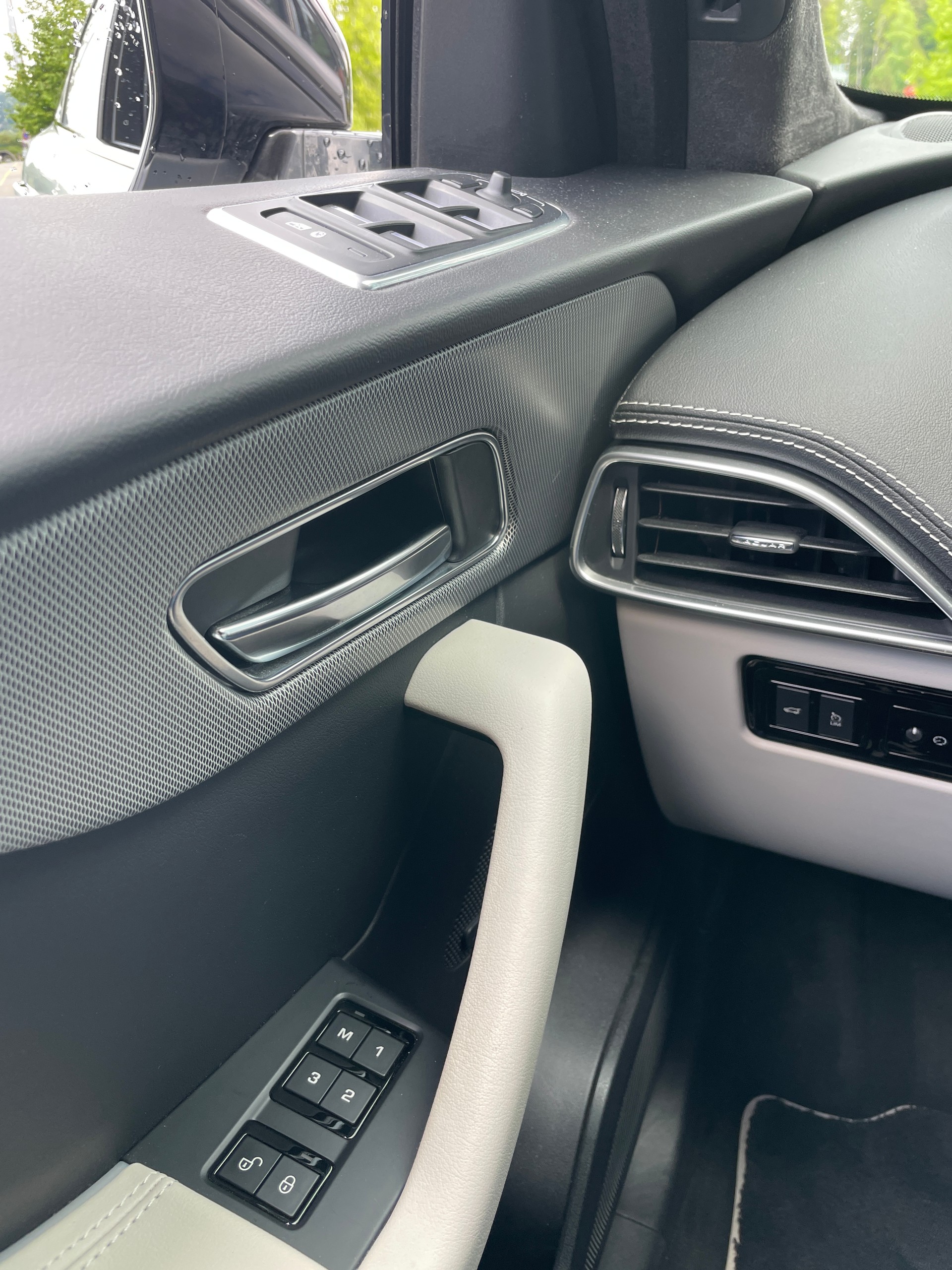 JAGUAR F-Pace 5.0 V8 SVR AWD Automatik-image-15