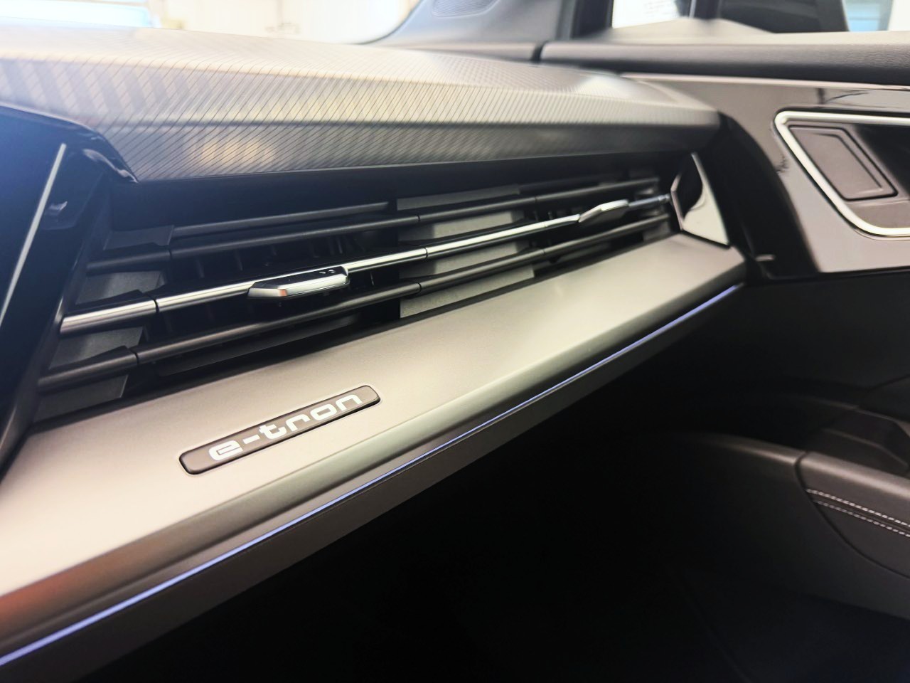 AUDI Q4 e-tron 50 quattro-image-19