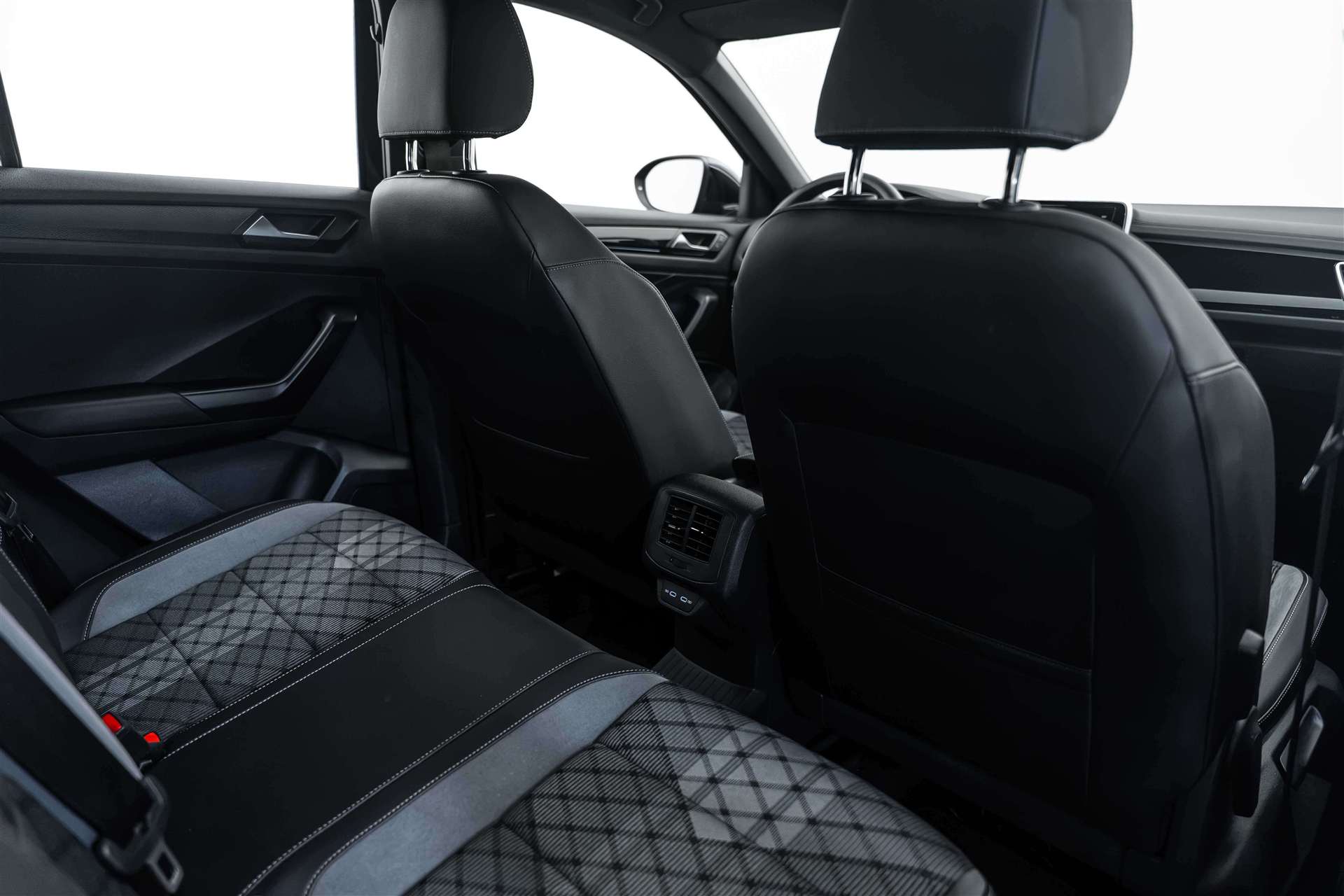 VW VW T-Roc 1.5 TSi EVO R-Line DSG-Automat-image-12
