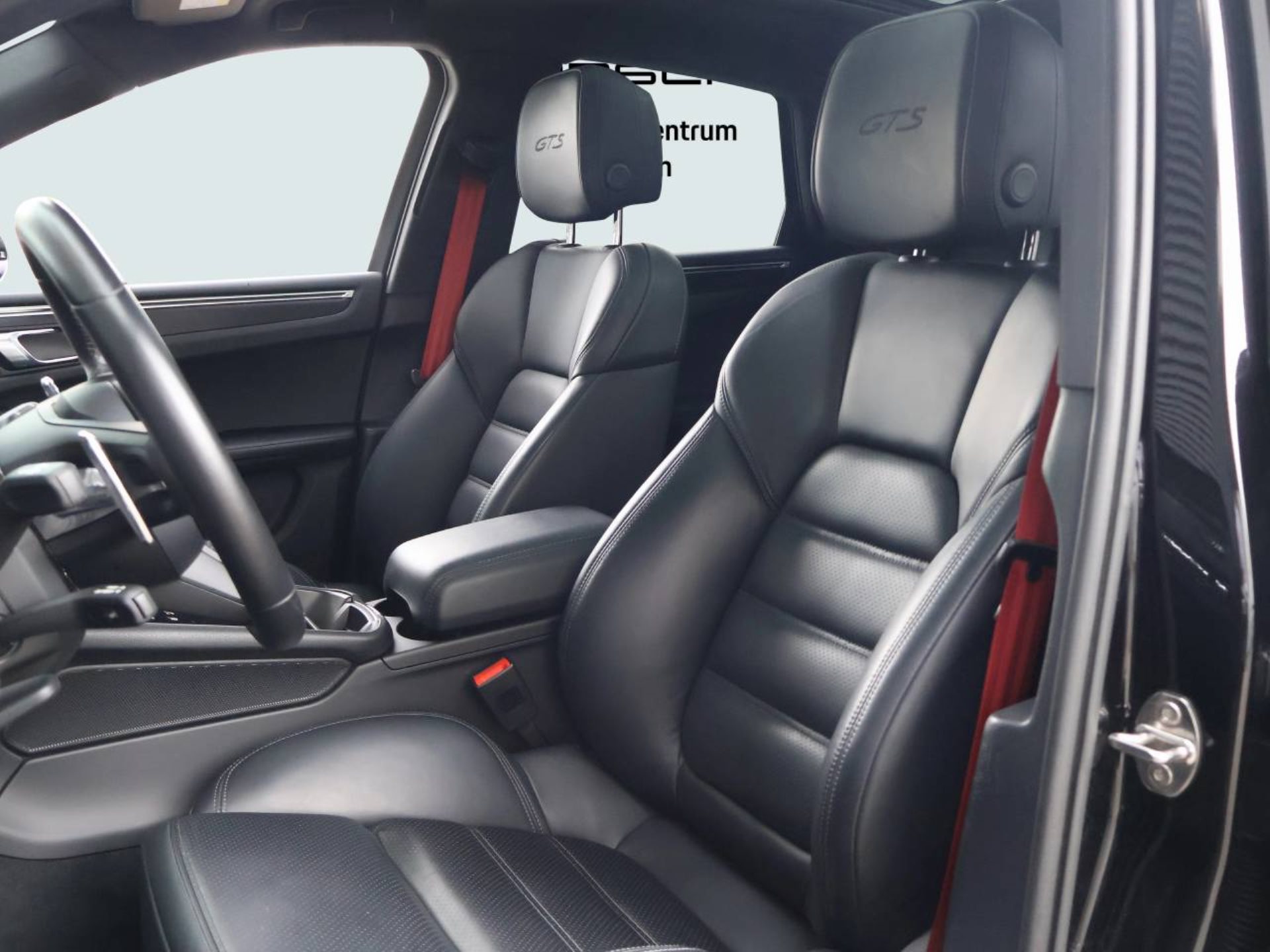 PORSCHE Macan GTS-image-4