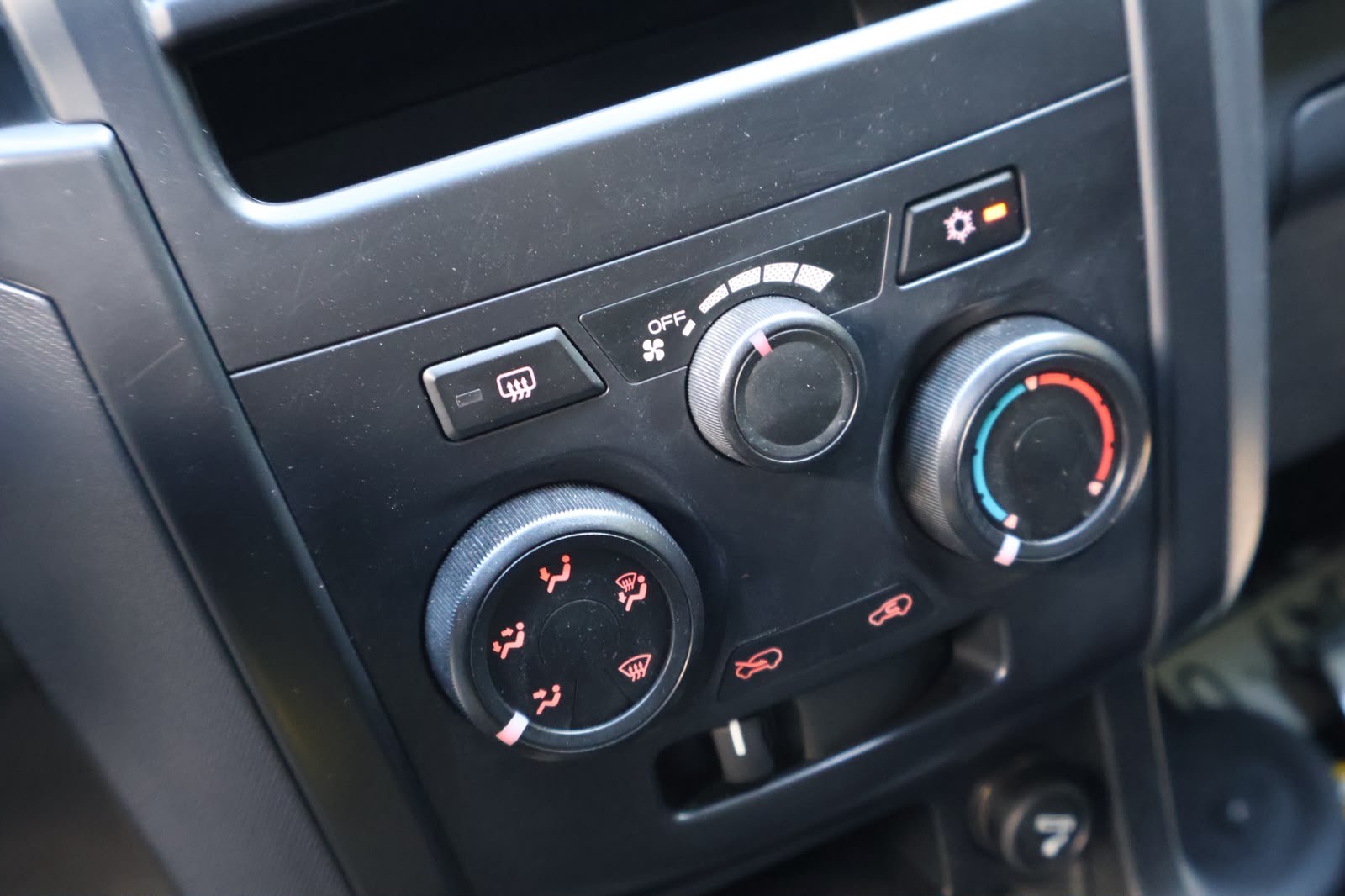 ISUZU D-MAX-image-11