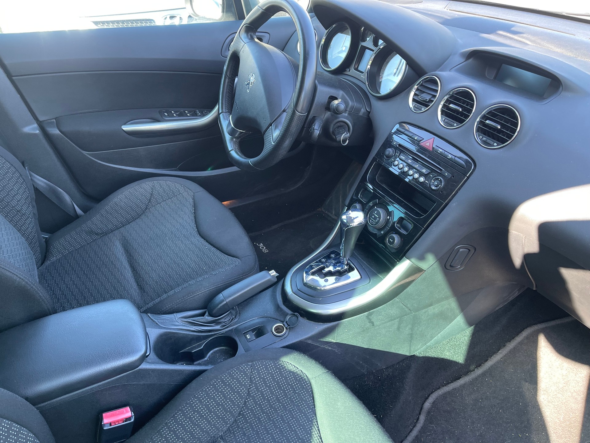 PEUGEOT 308 SW 1.6 16V Turbo Millesim 200 Automatic-image-4