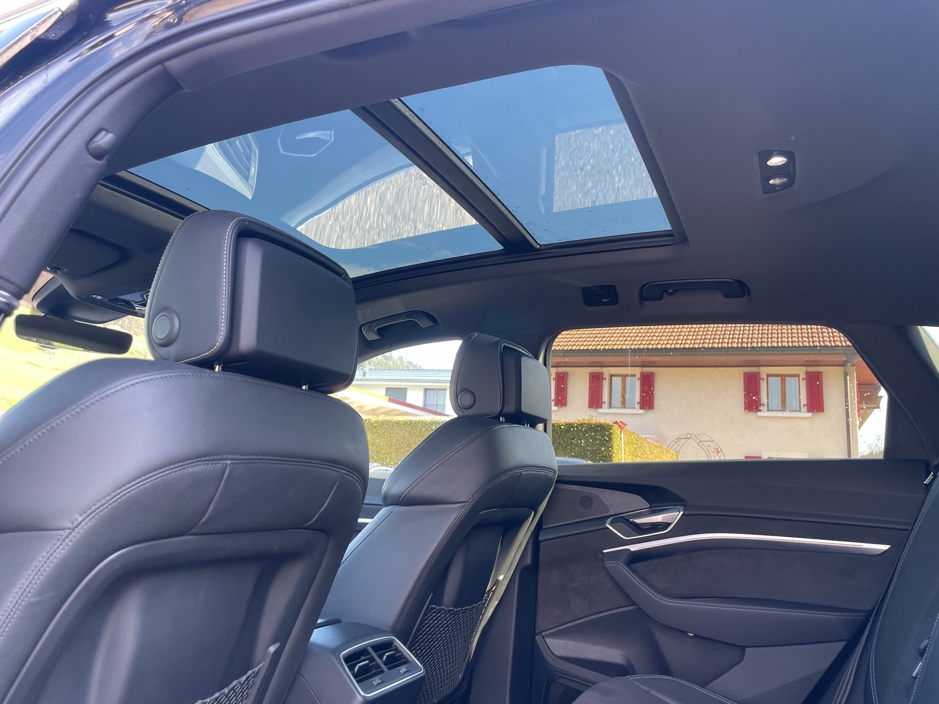 AUDI e-tron 55 Advanced quattro-image-10