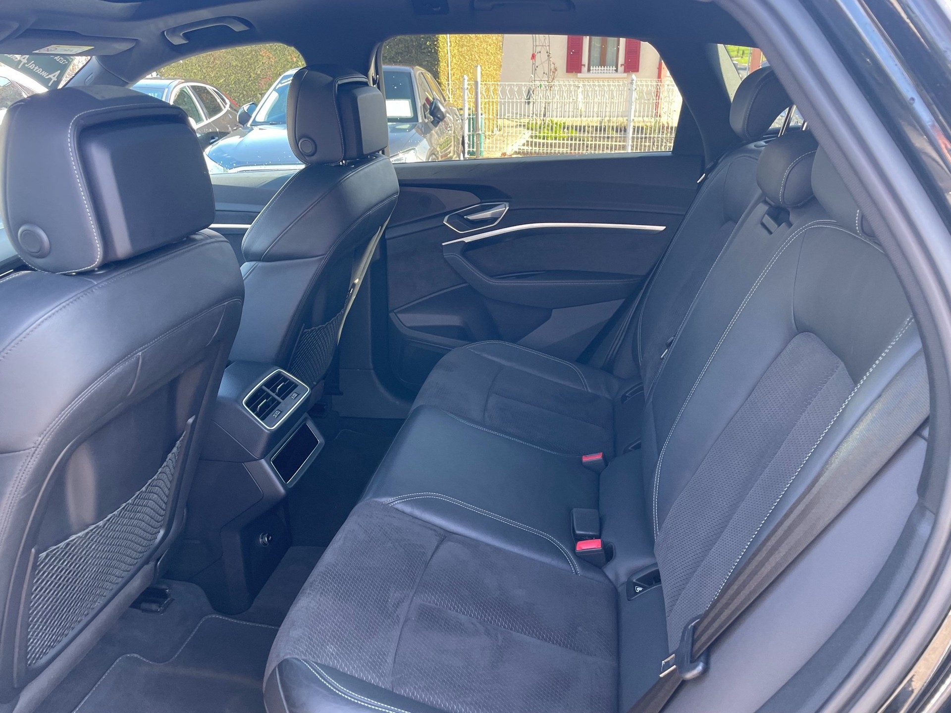 AUDI e-tron 55 Advanced quattro-image-12