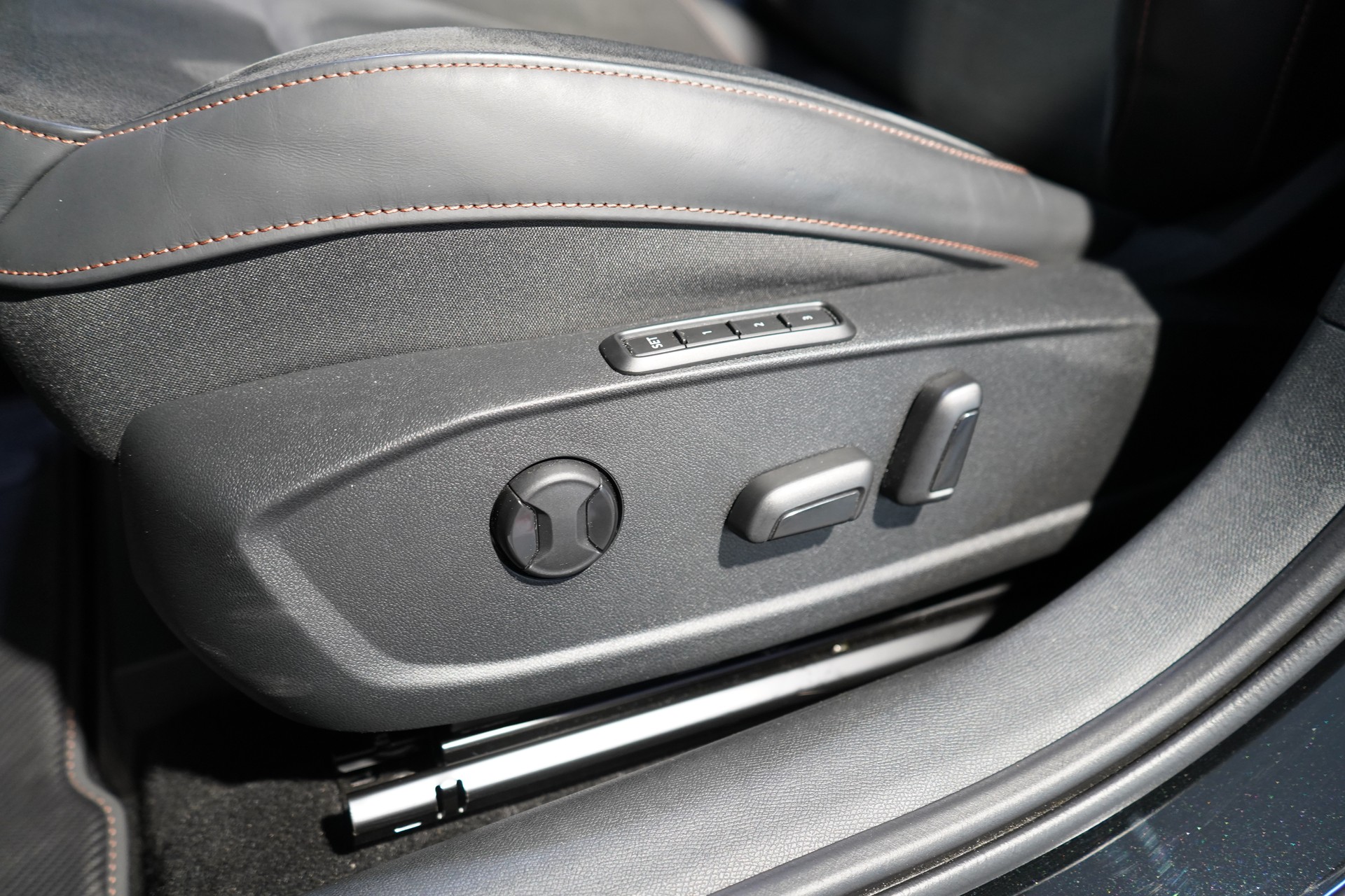 CUPRA Formentor 2.0TSI Tribe Edition 4Drive DSG / Akrapovic Abgasanlage-image-14