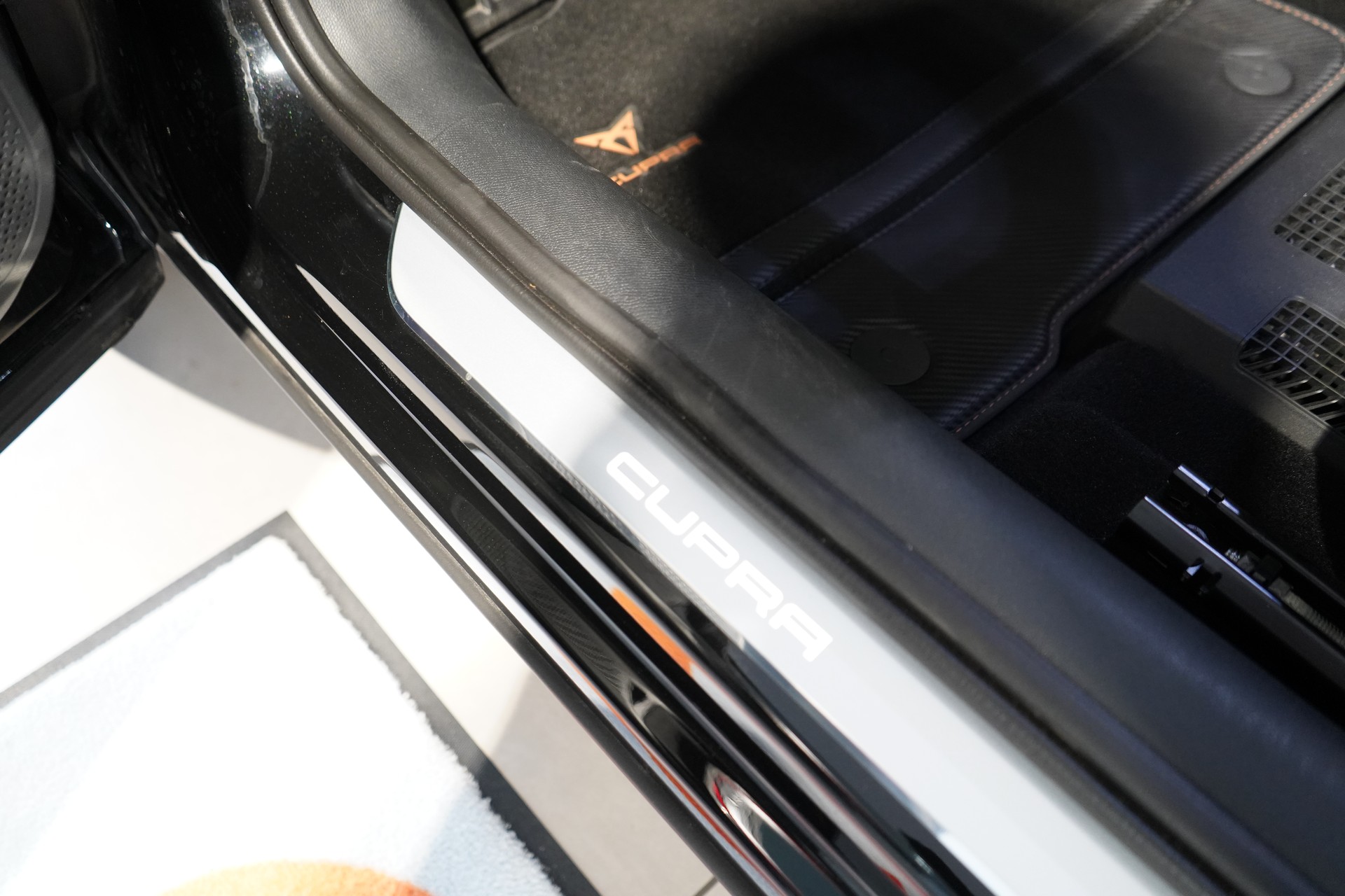 CUPRA Formentor 2.0TSI Tribe Edition 4Drive DSG / Akrapovic Abgasanlage-image-16