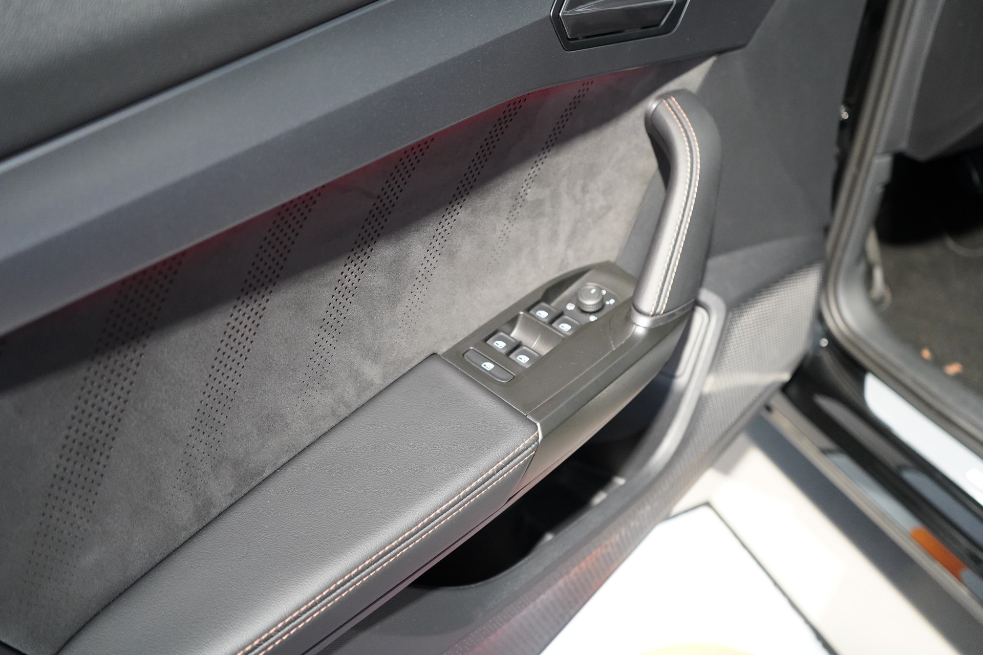CUPRA Formentor 2.0TSI Tribe Edition 4Drive DSG / Akrapovic Abgasanlage-image-13