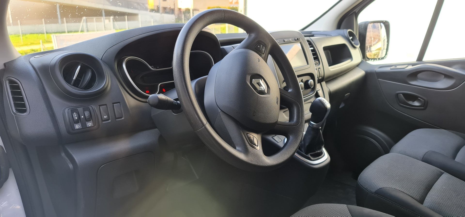 RENAULT Trafic 2.0 ENERGY dCi170 EDC 3.0t Business L2H1 A-image-5