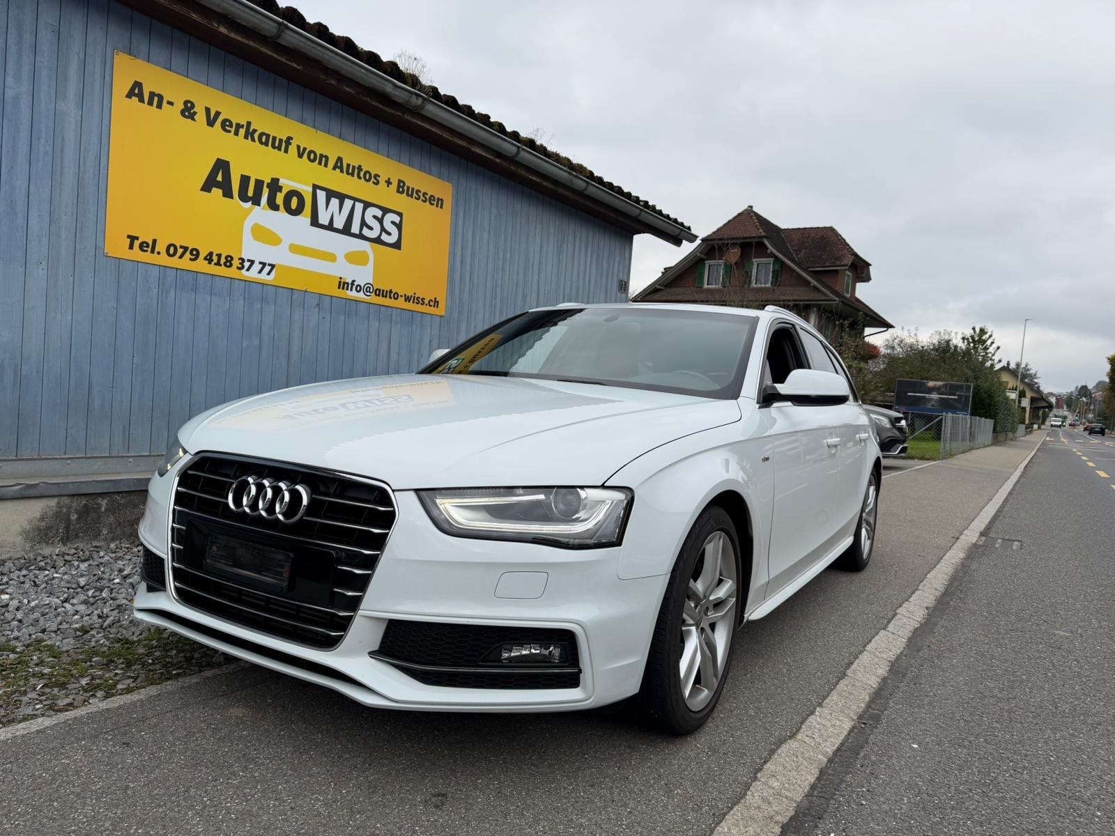 AUDI A4-showroom-element-2
