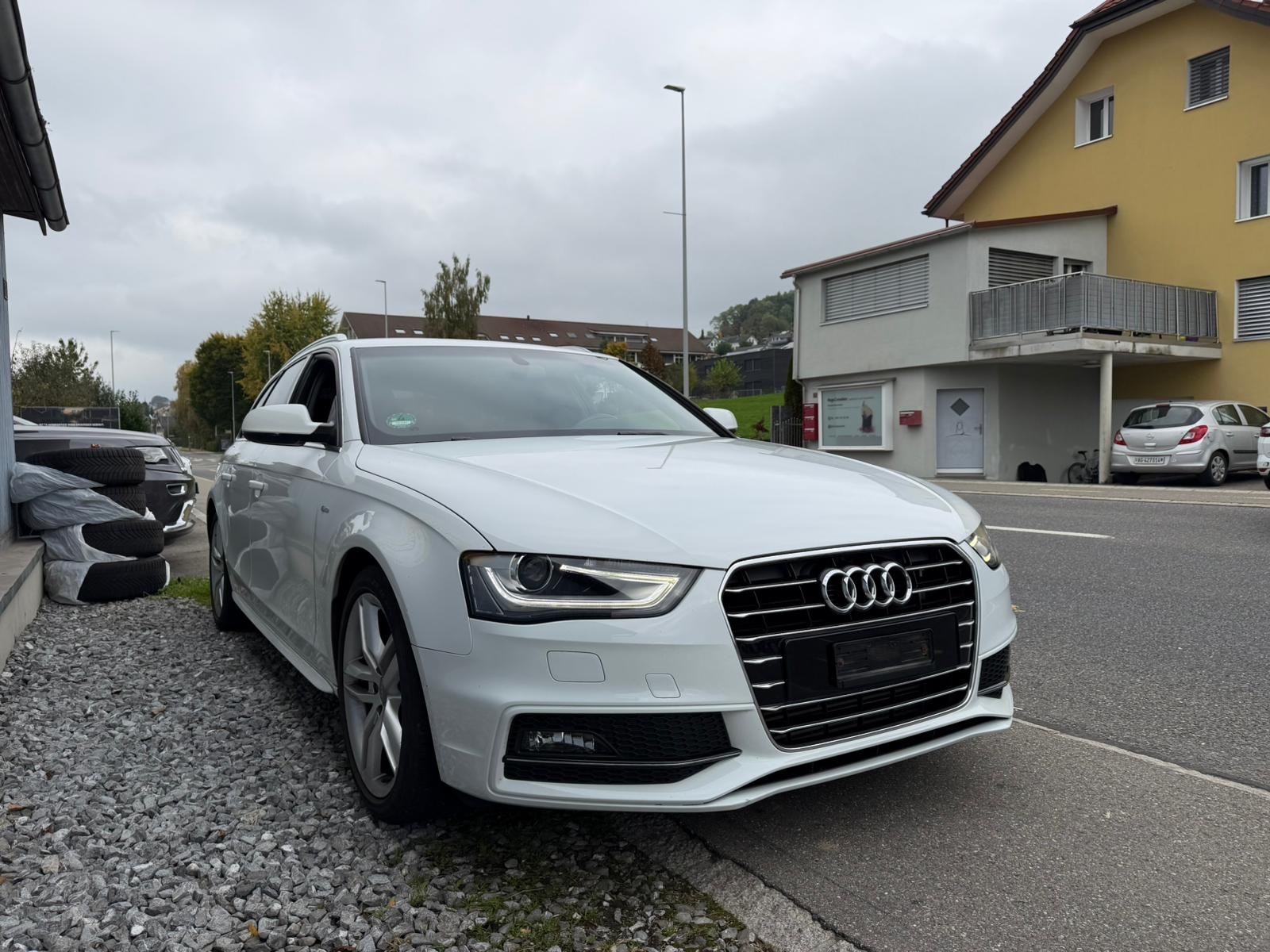 AUDI A4-showroom-element-3