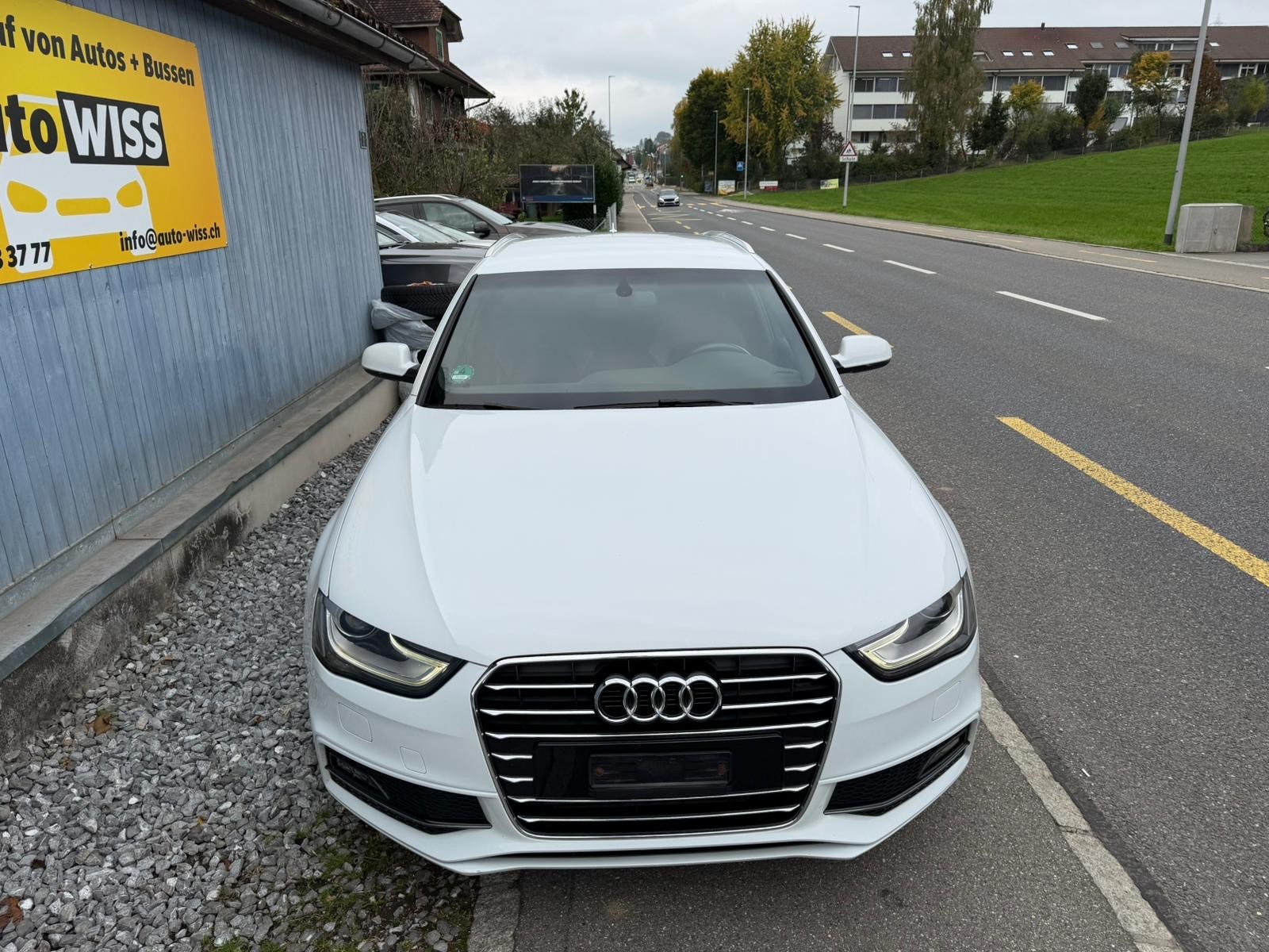 AUDI A4-showroom-element-1