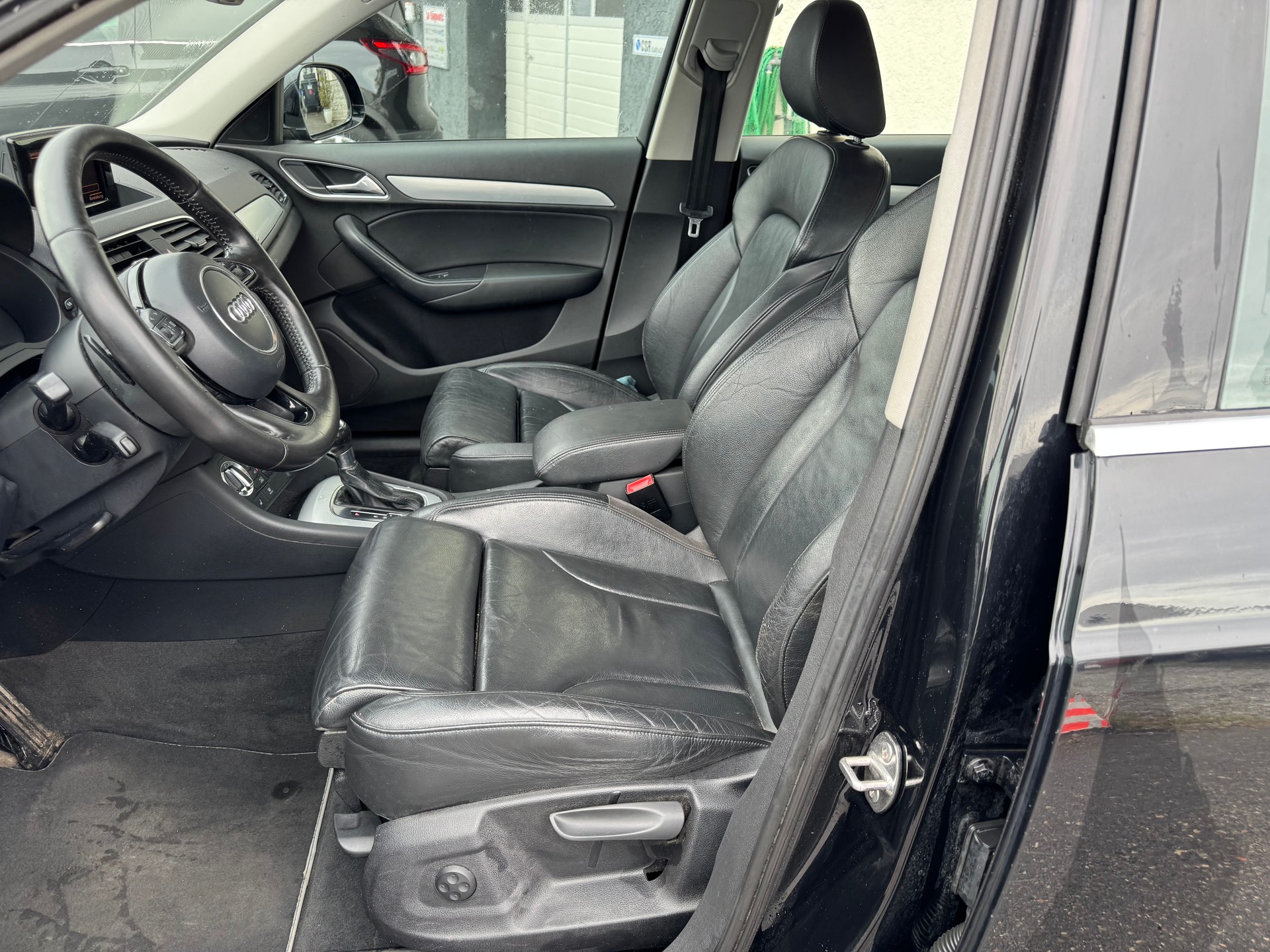 AUDI Q3 2.0 TFSI quattro S-tronic-image-8