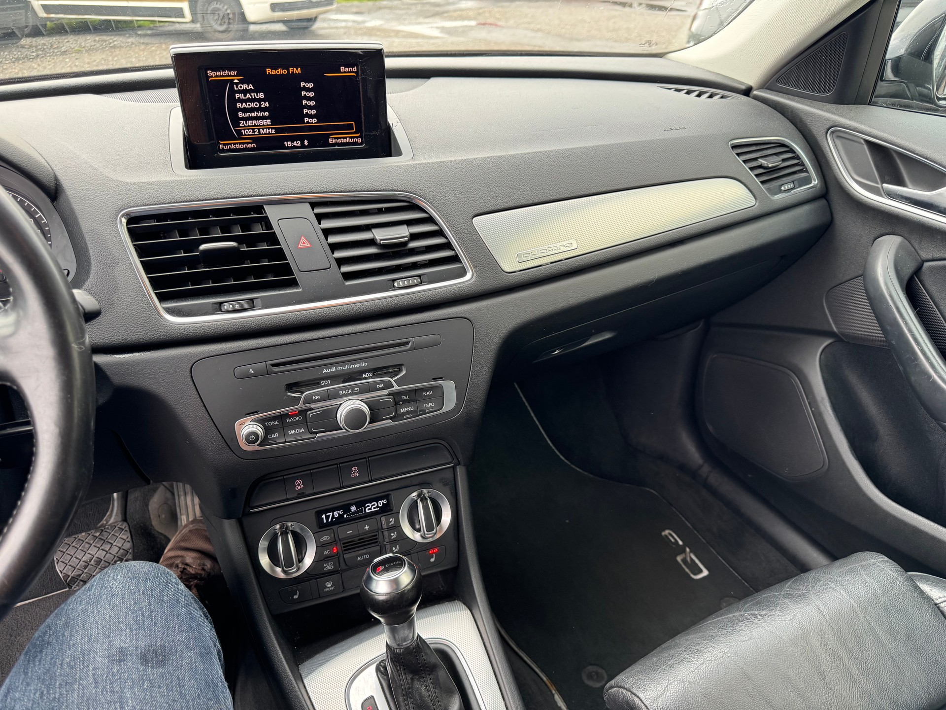AUDI Q3 2.0 TFSI quattro S-tronic-image-9