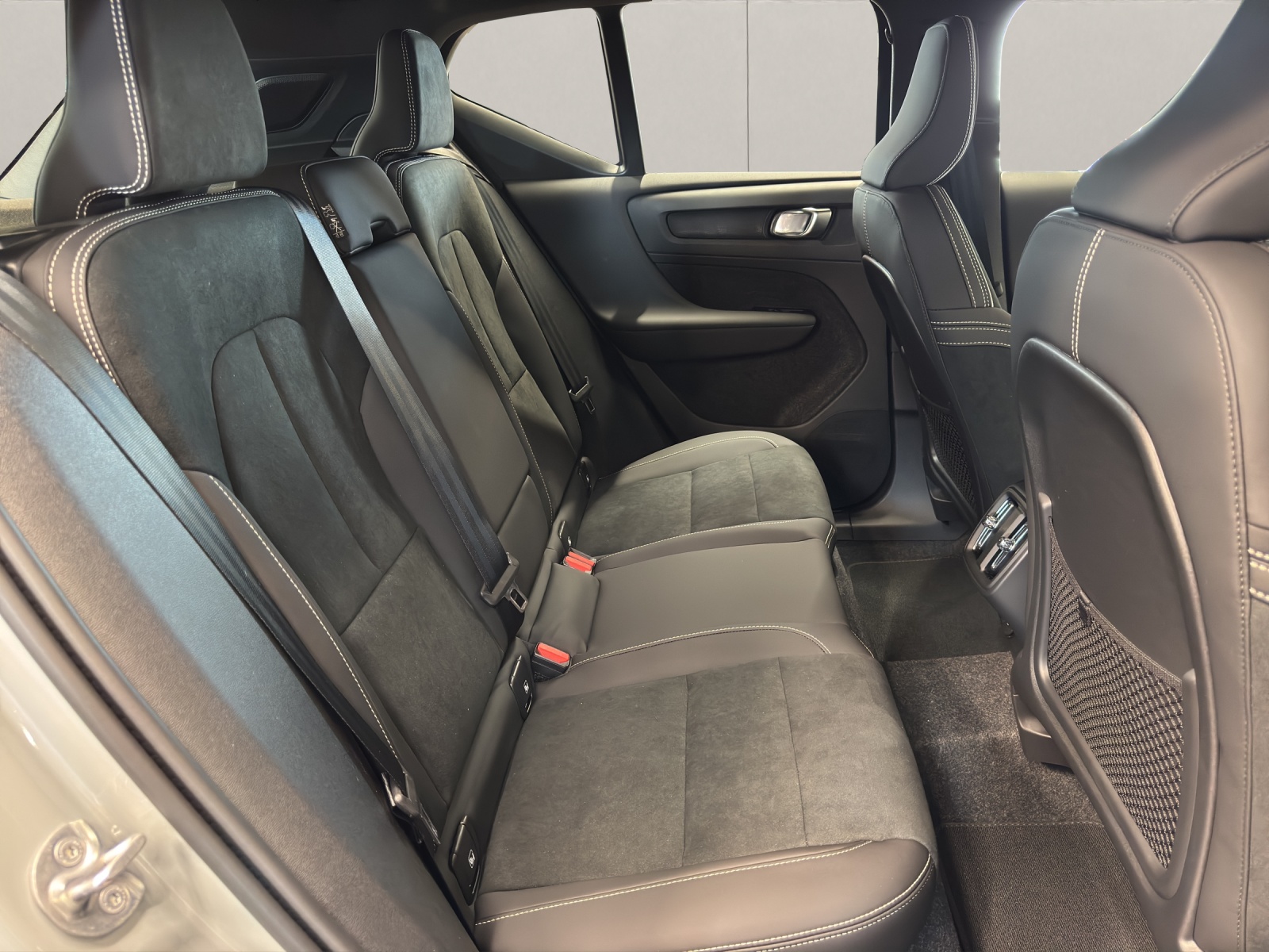 VOLVO XC40 2.0 B4 MH Ultra Dark-image-9
