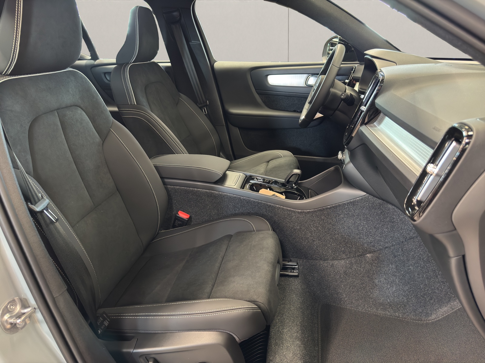VOLVO XC40 2.0 B4 MH Ultra Dark-image-12