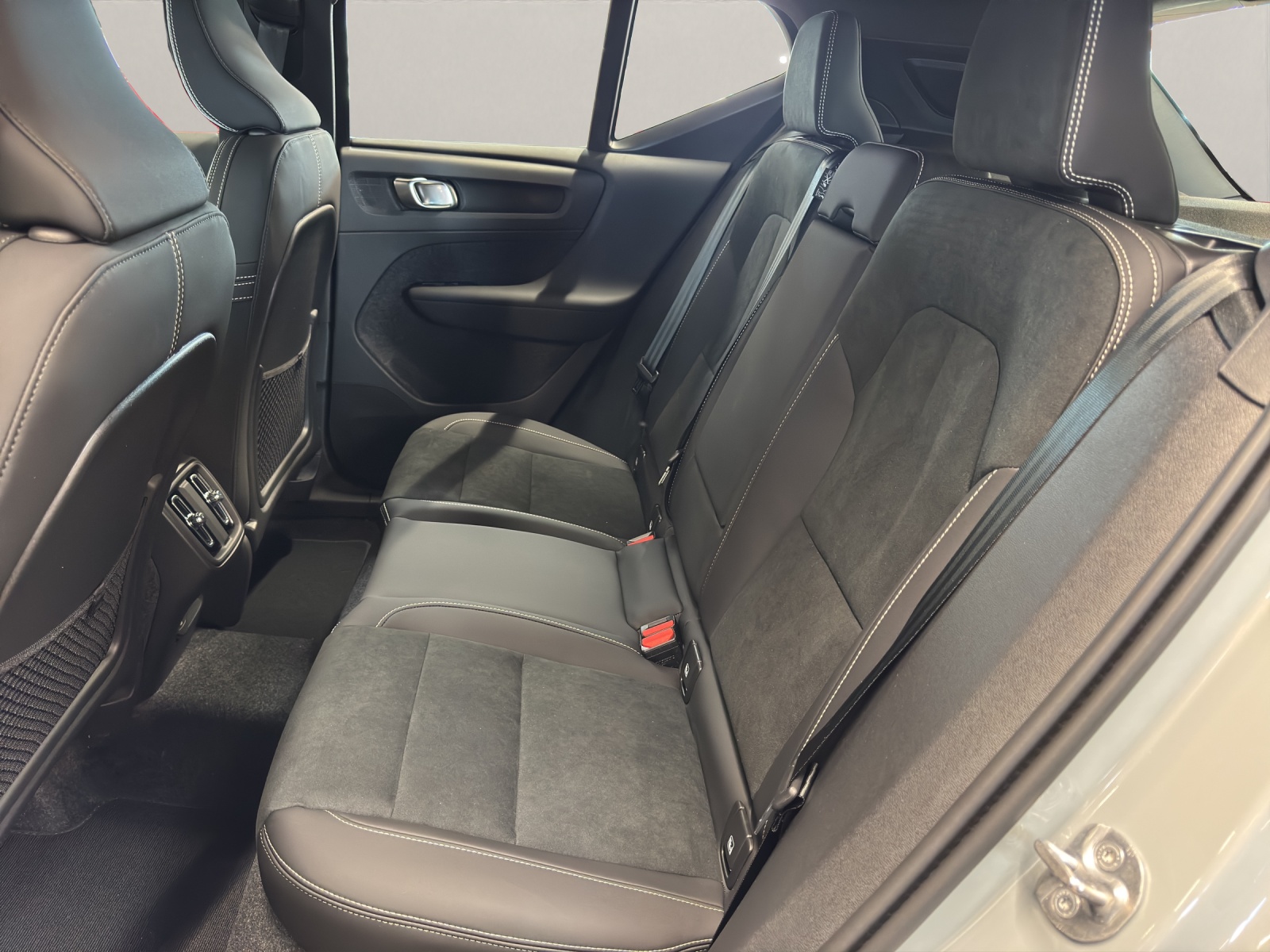VOLVO XC40 2.0 B4 MH Ultra Dark-image-10