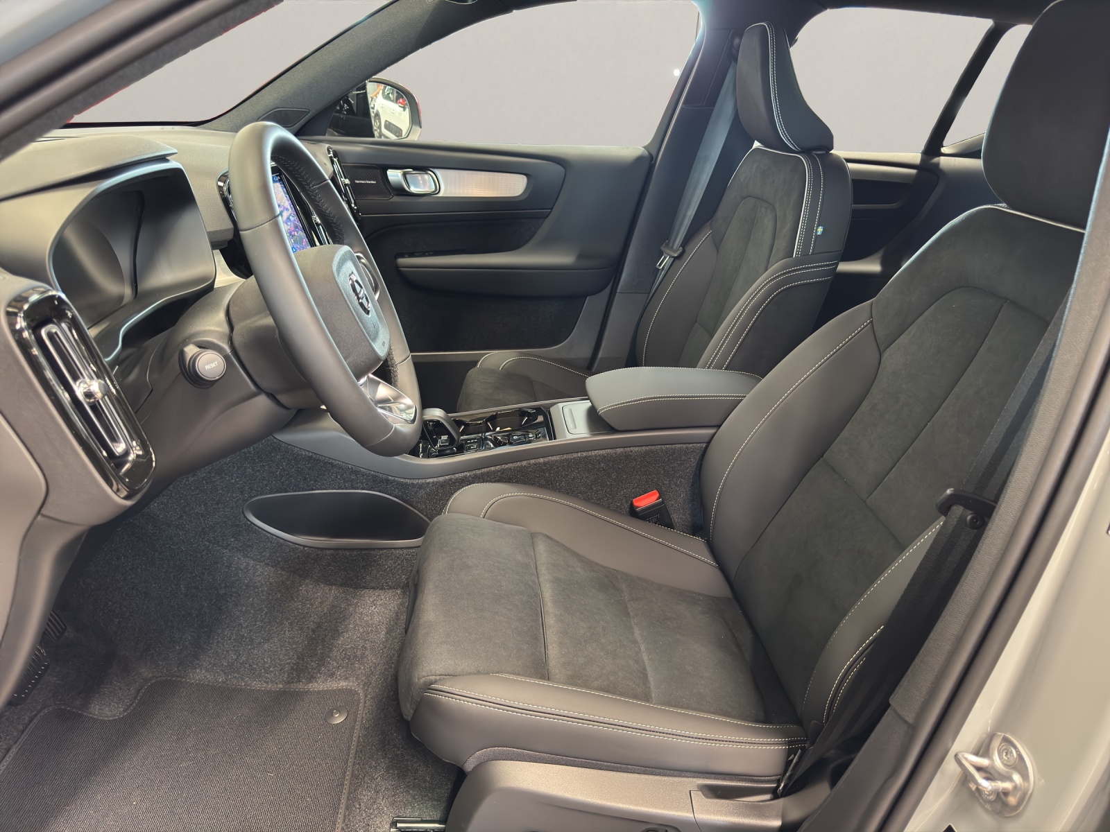 VOLVO XC40 2.0 B4 MH Ultra Dark-image-15