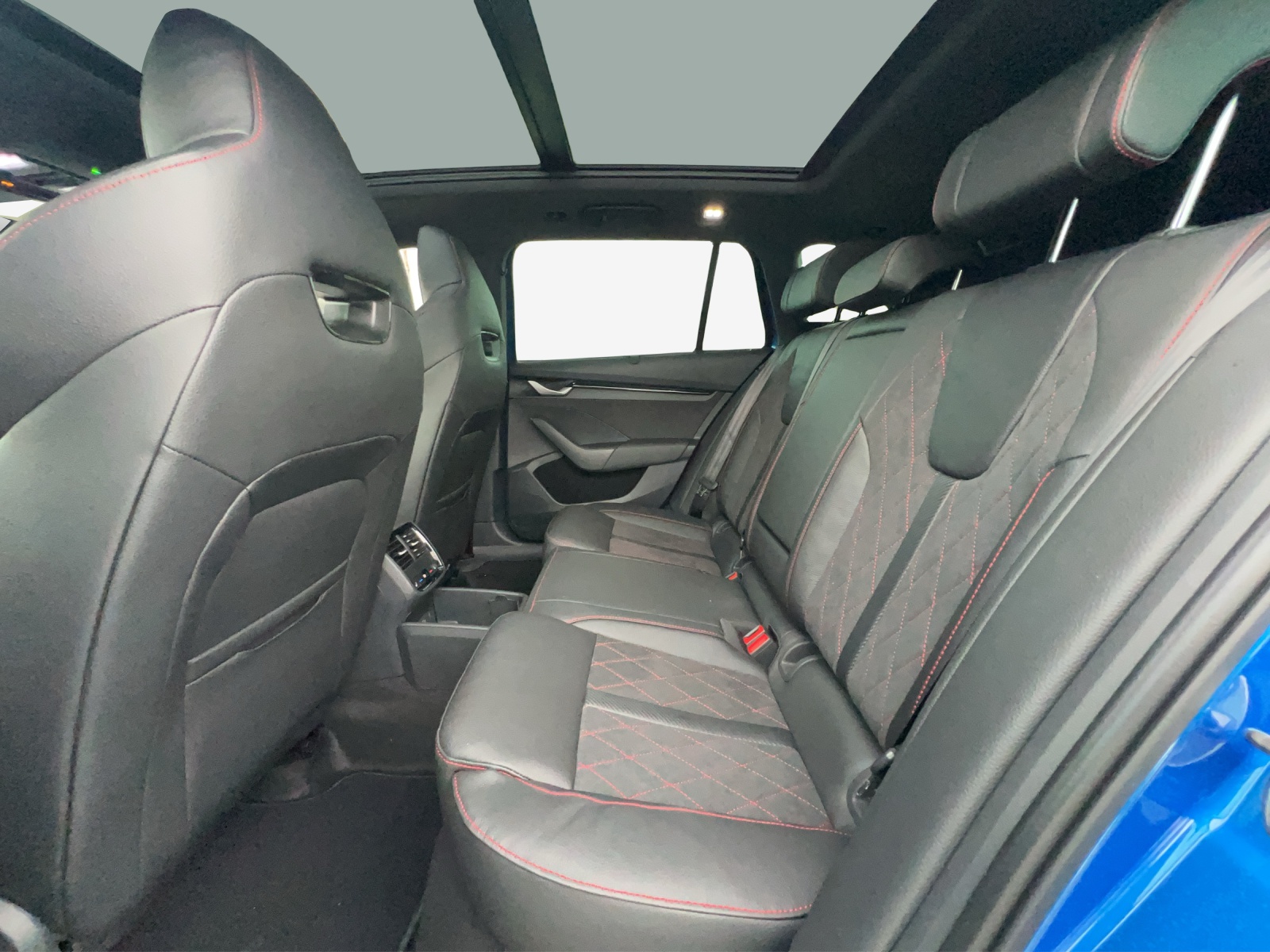 SKODA Octavia Combi 2.0 TSI DSG RS-image-11