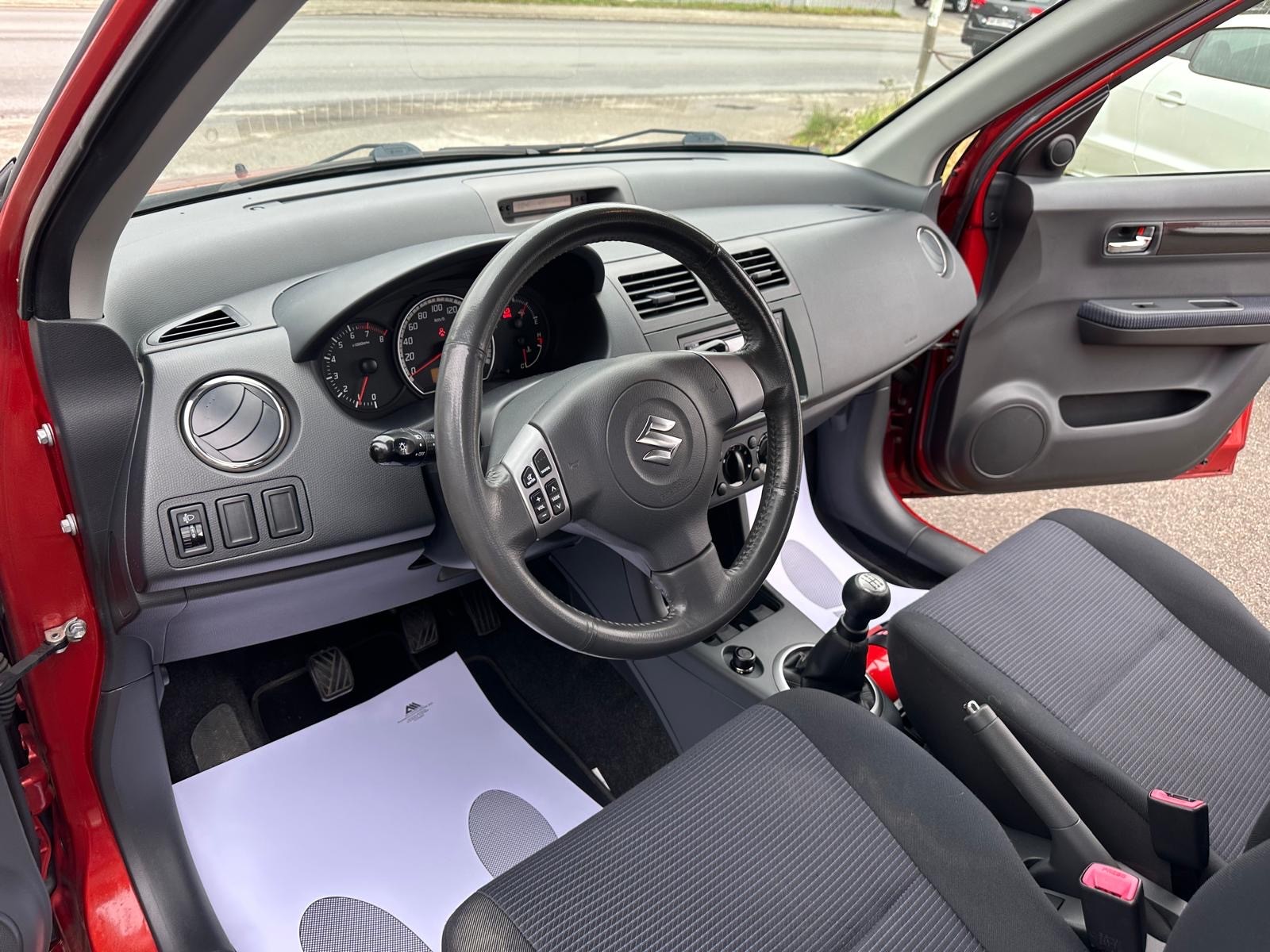 SUZUKI Swift 1.3i 16V GL Top-image-8