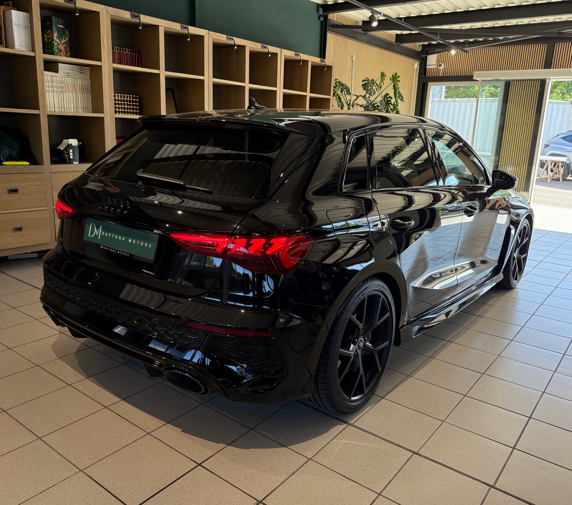 AUDI RS3 Sportback 2.5 TSI quattro S-tronic full black* freins ceramic*-image-6