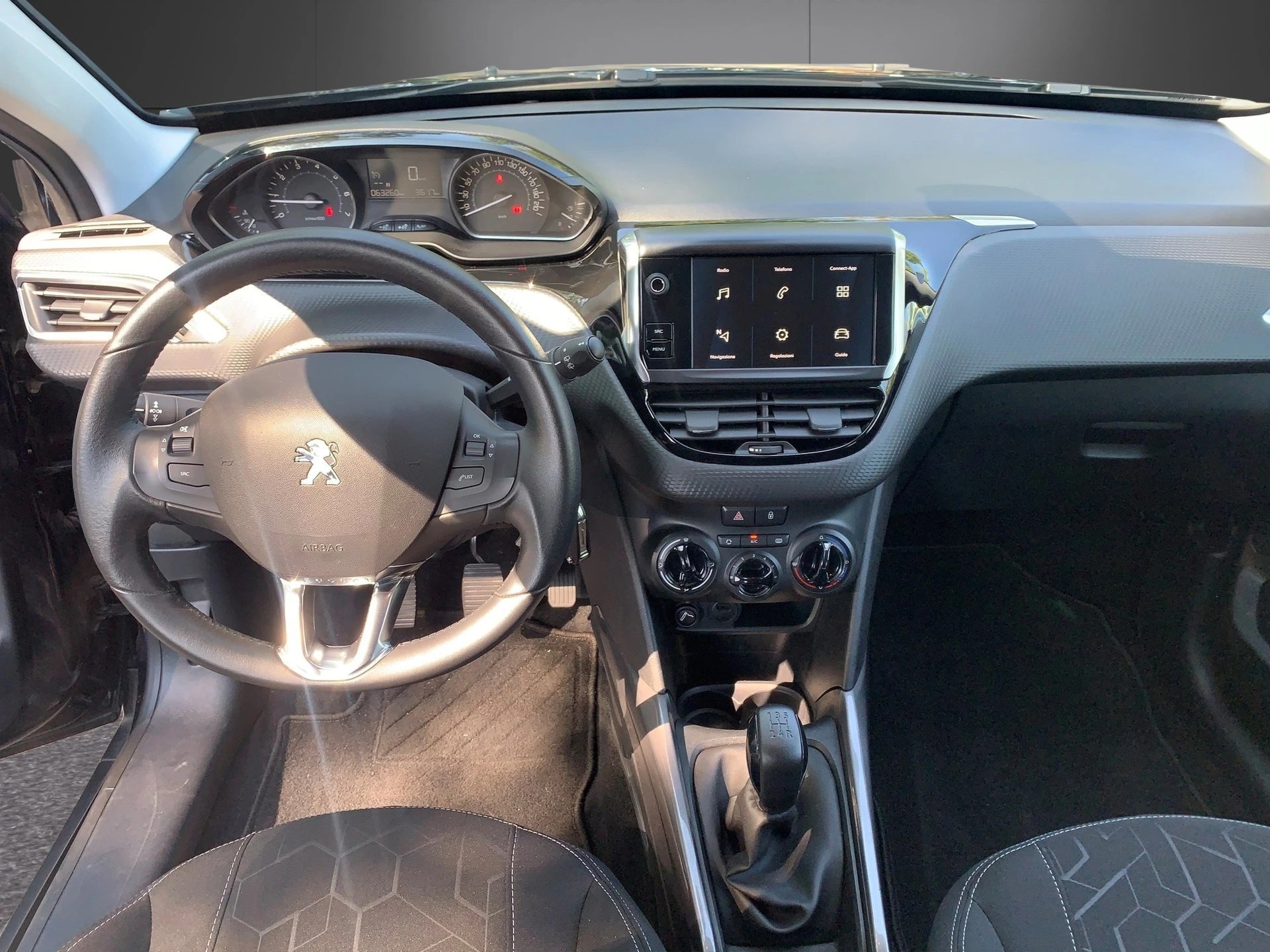 PEUGEOT 2008 1.2 PureTech Active-image-6