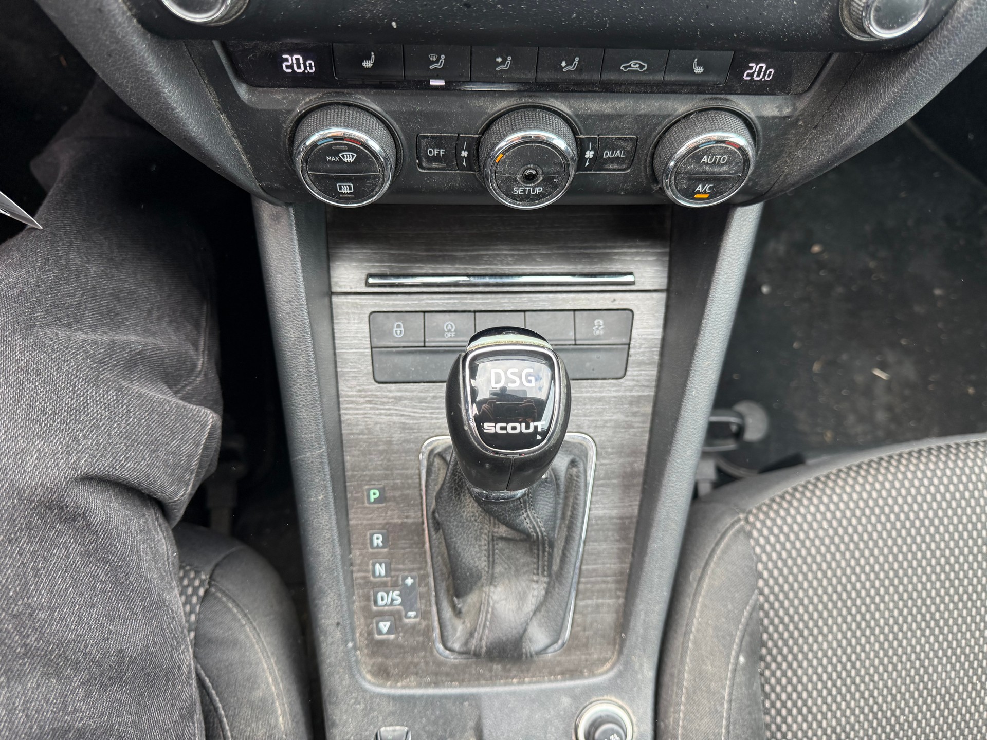 SKODA Octavia Combi 2.0 TDI Scout 4x4 DSG-image-9