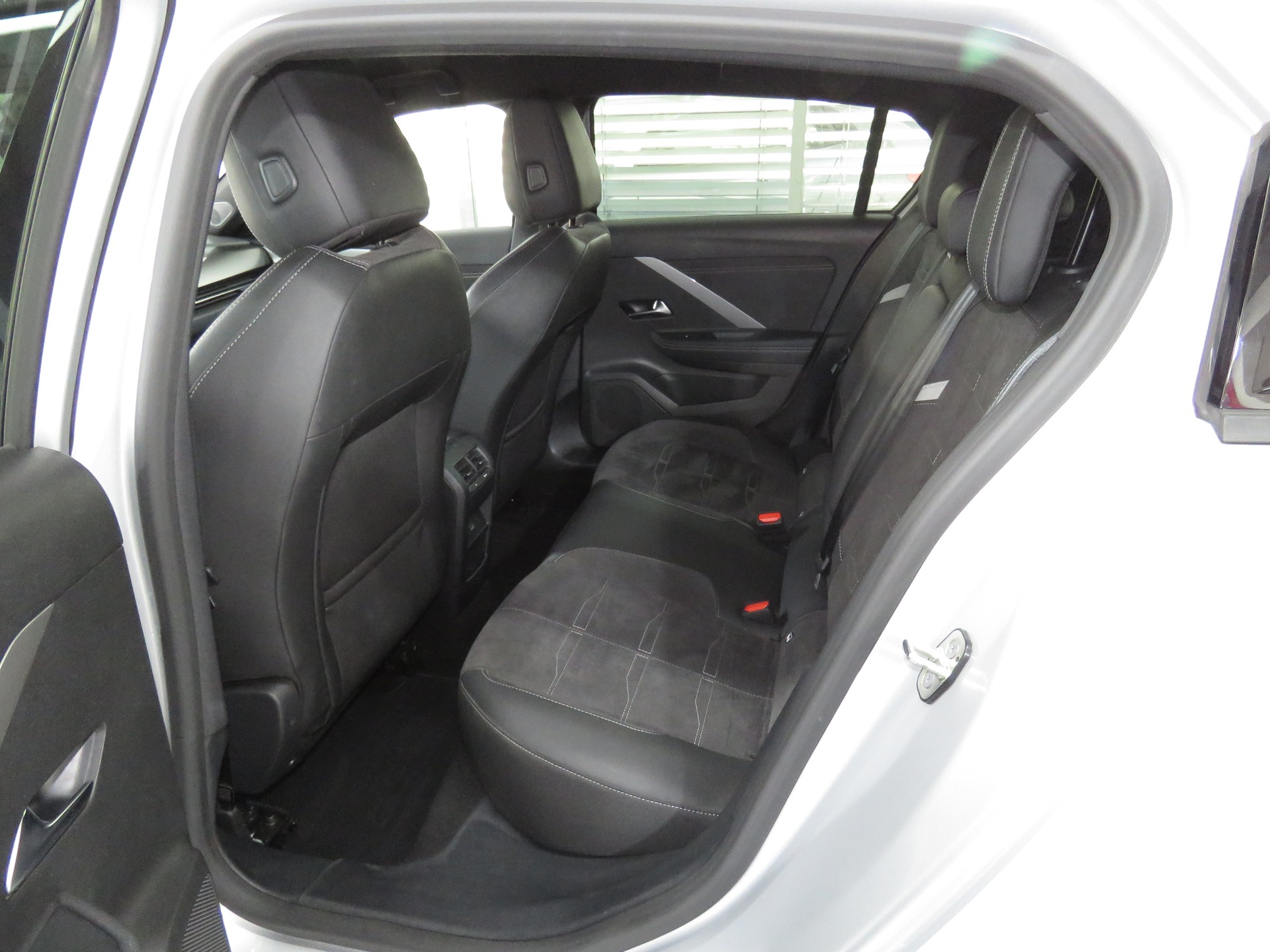 OPEL Astra 1.6 PHEV Turbo Swiss Plus A-image-9