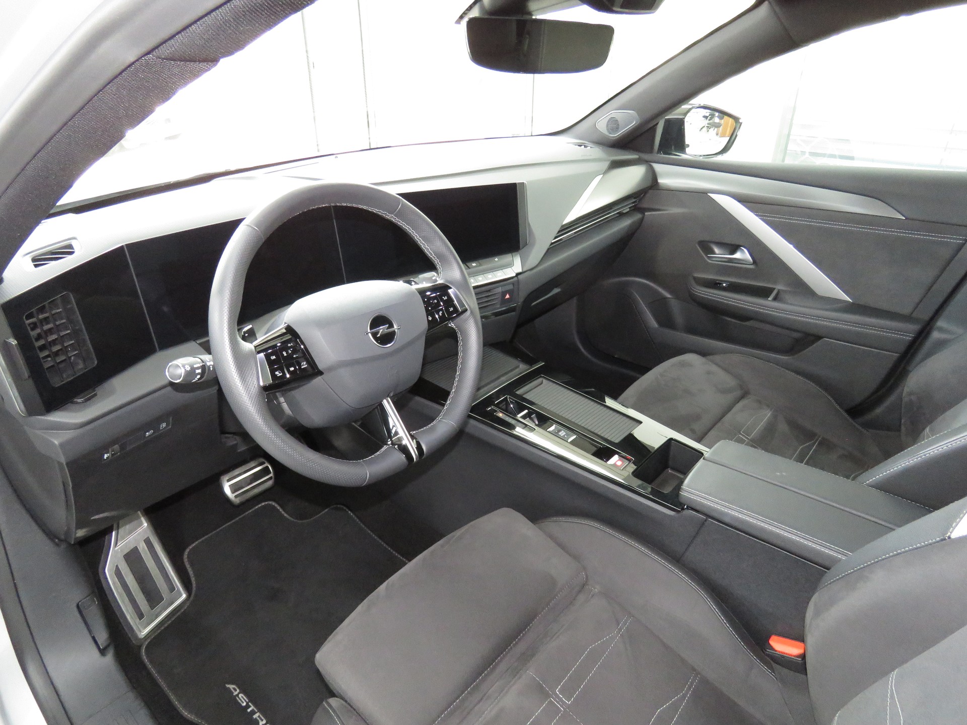 OPEL Astra 1.6 PHEV Turbo Swiss Plus A-image-6