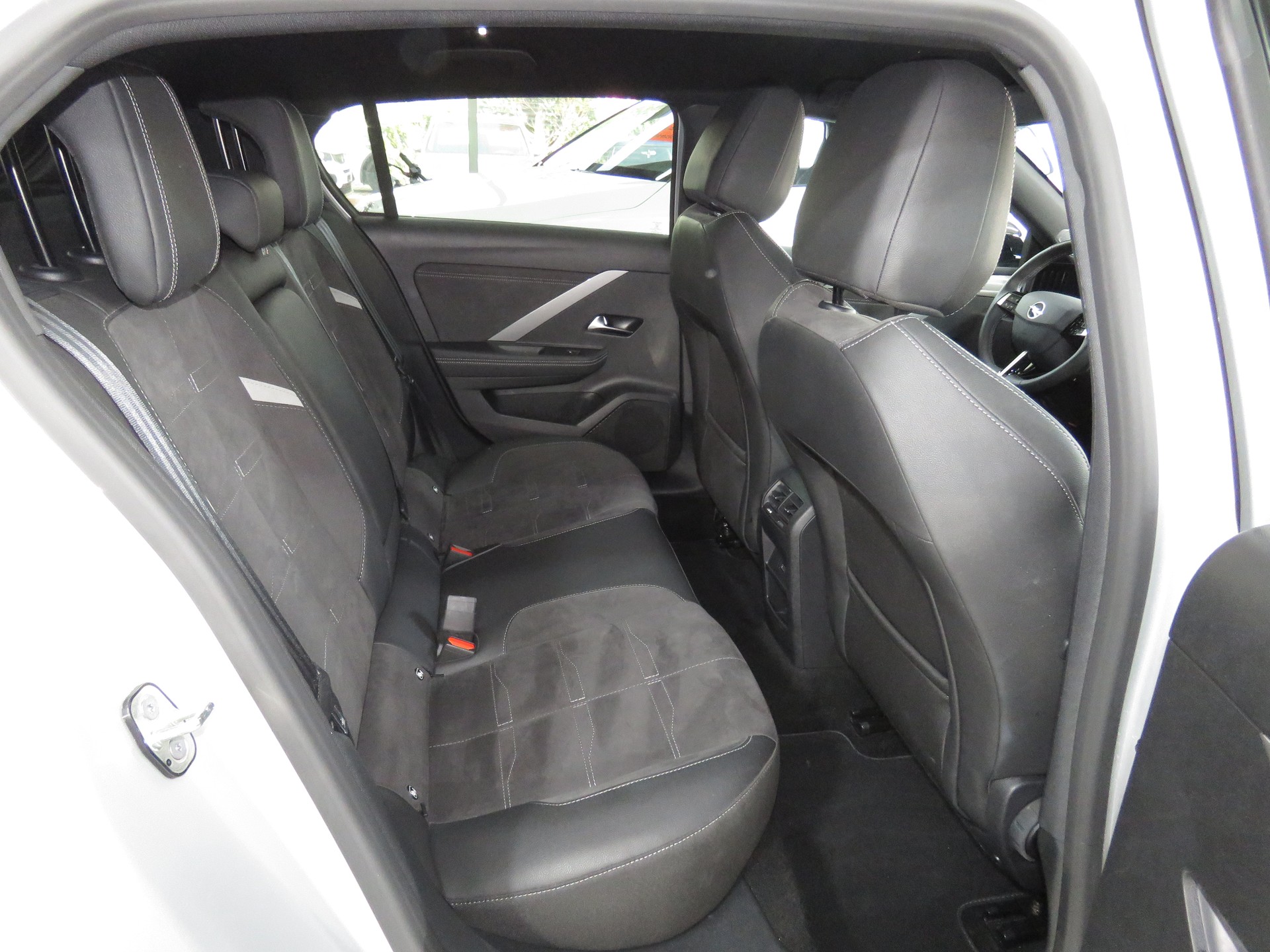 OPEL Astra 1.6 PHEV Turbo Swiss Plus A-image-13