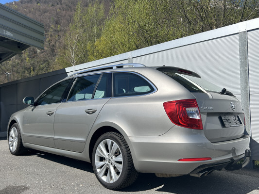SKODA Superb 2.0TDi Elegance4x4-image-3