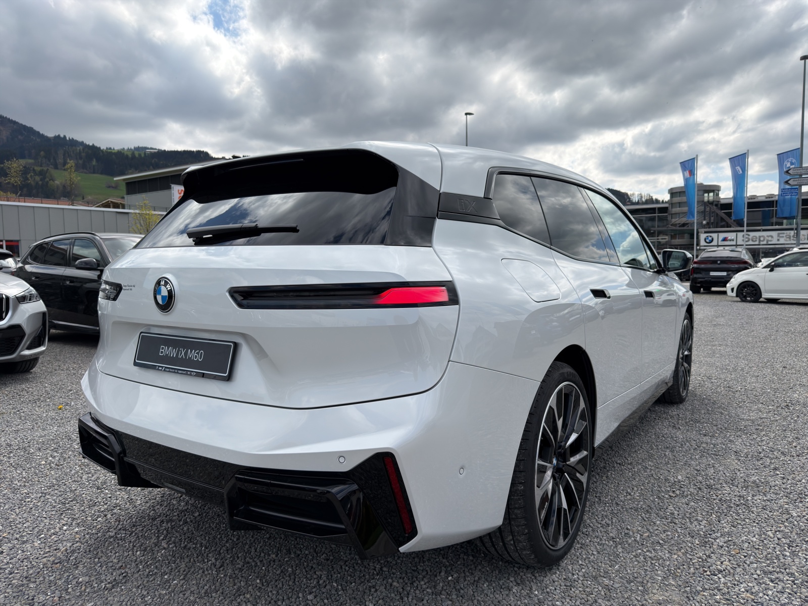 BMW iX xDrive60 M Sport Pro-image-25