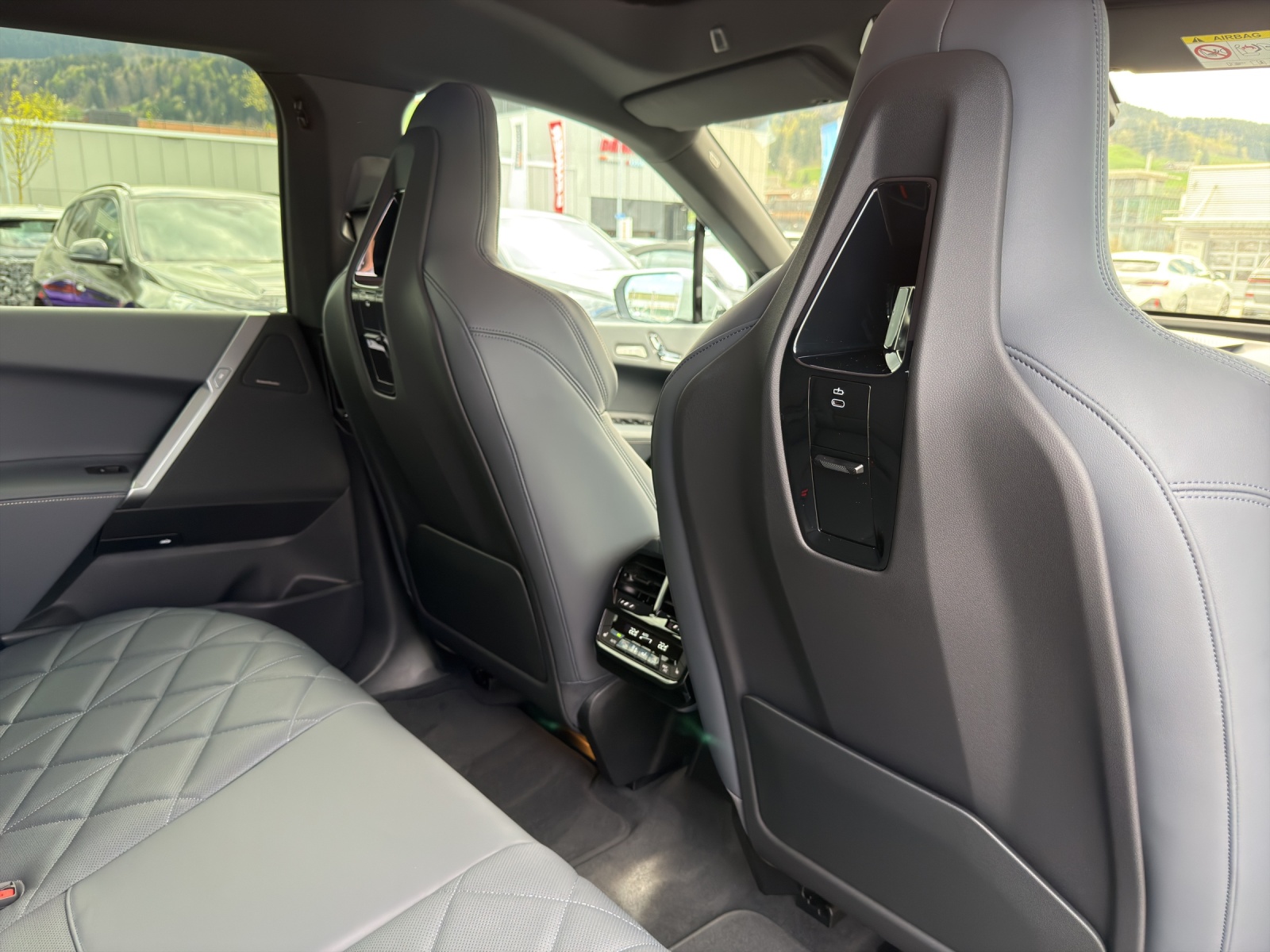 BMW iX xDrive60 M Sport Pro-image-18