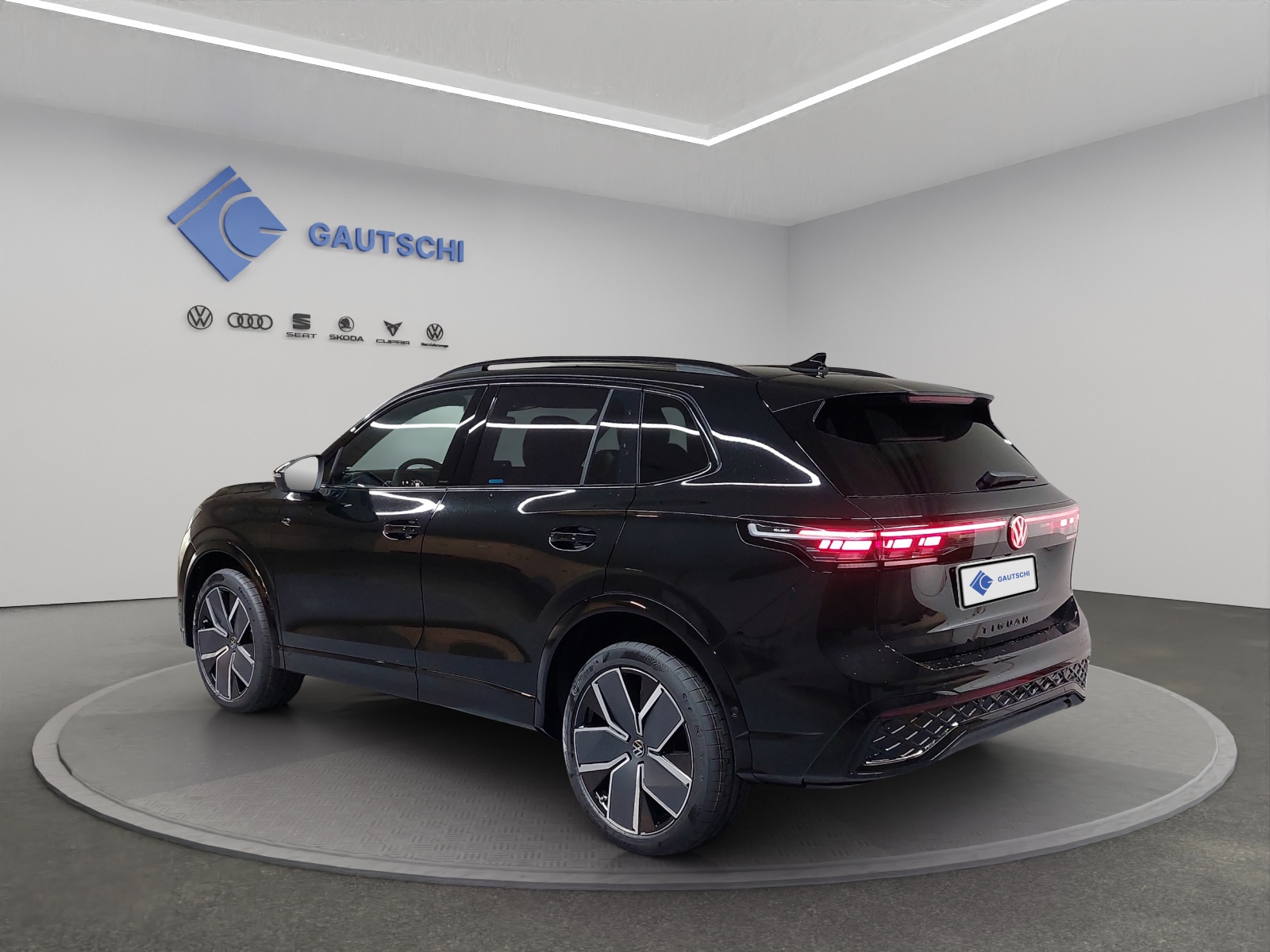 VW Tiguan 2.0 TSI DSG R-Line Plus 4Motion-image-2