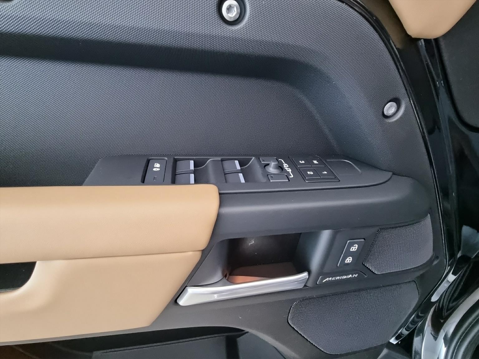 LAND ROVER Defender 110 X-Dynamic SE AWD-image-12