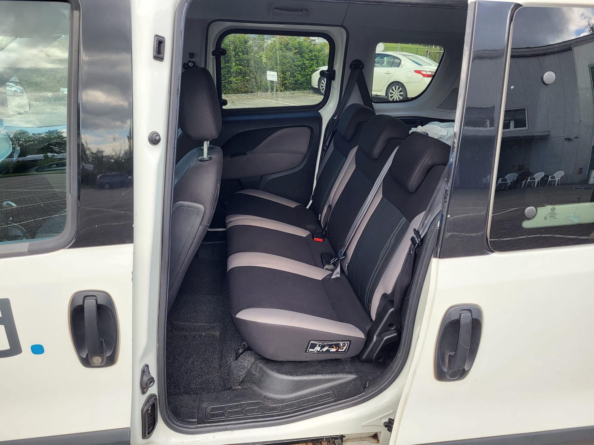 FIAT Doblò 1.4 T-Jet Natural Power Lounge-image-12