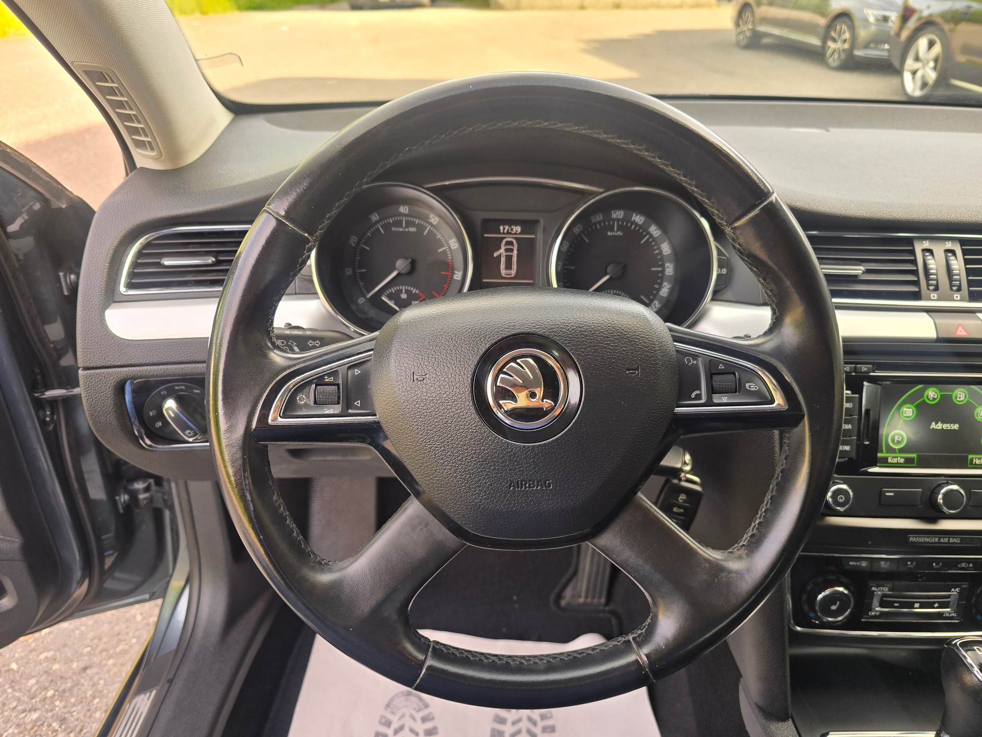 SKODA Superb Combi 1.8 TSI Elegance DSG-image-18