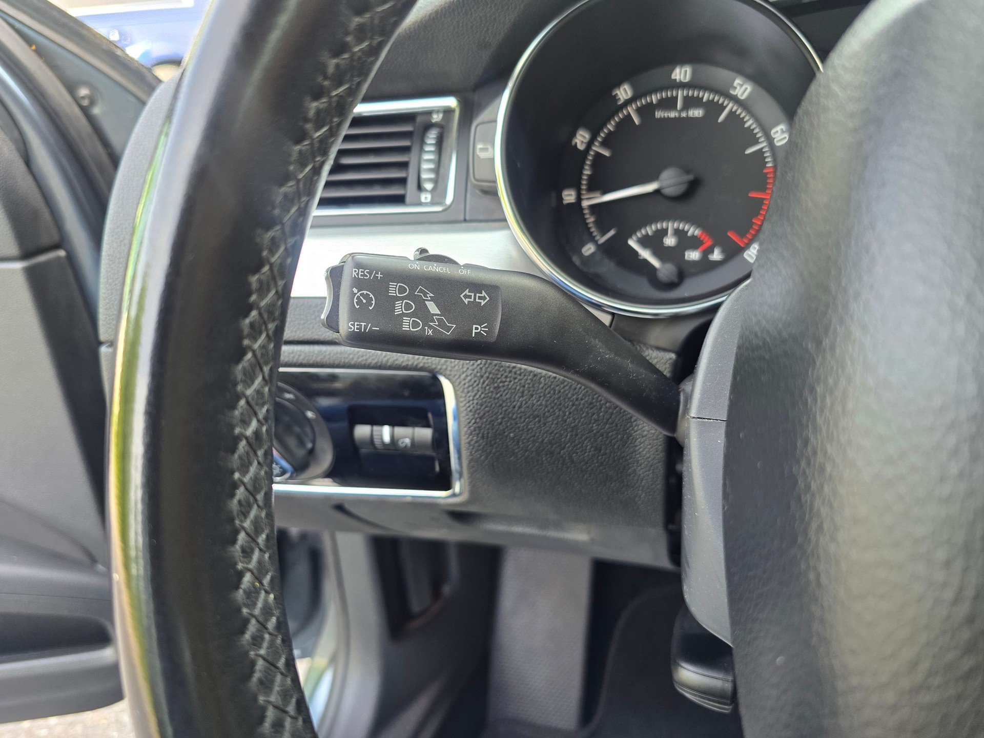 SKODA Superb Combi 1.8 TSI Elegance DSG-image-24