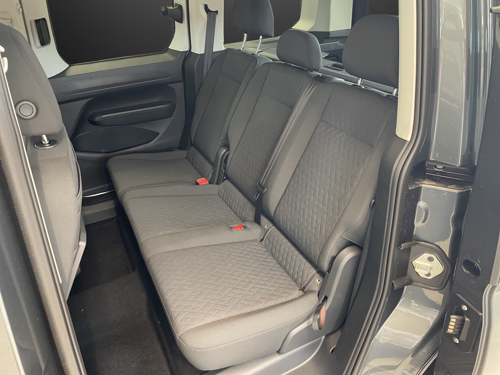 VW Caddy Dark Label 2.0 TDI 4Motion-image-8