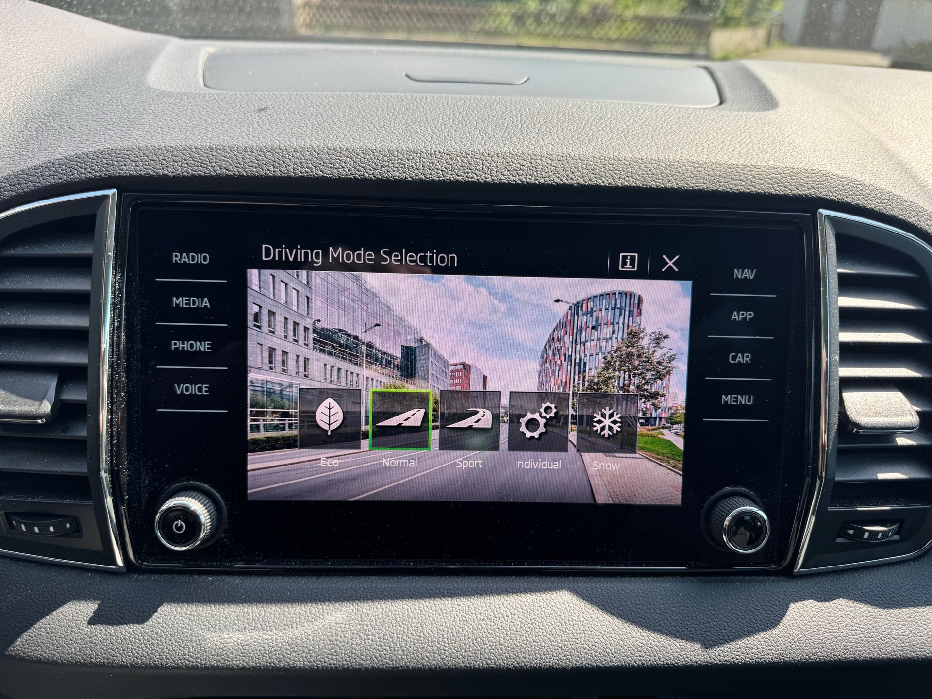 SKODA Karoq 2.0 TDI Drive 4x4 DSG-image-14