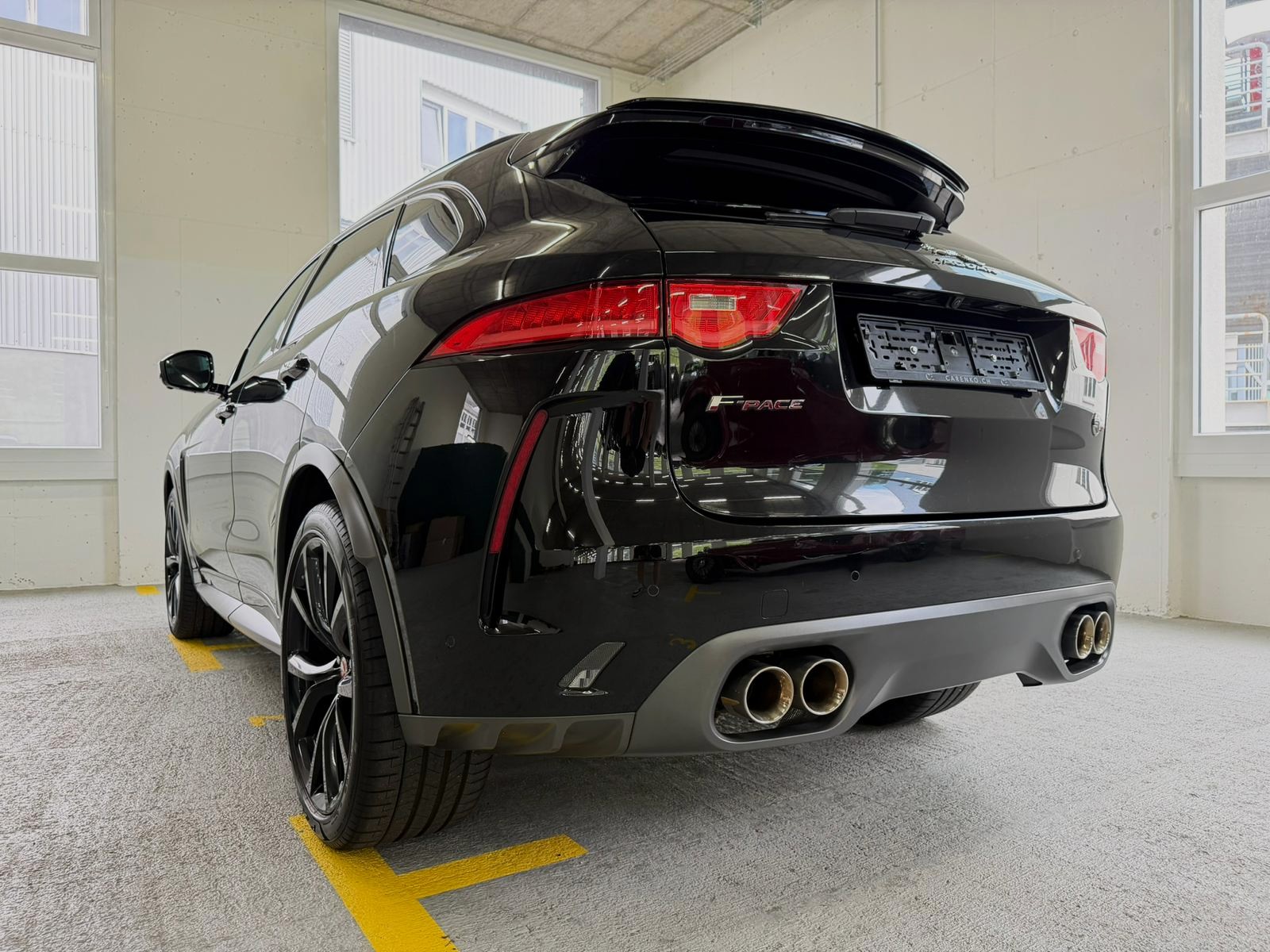 JAGUAR F-Pace 5.0 V8 SVR AWD Automatik-image-3