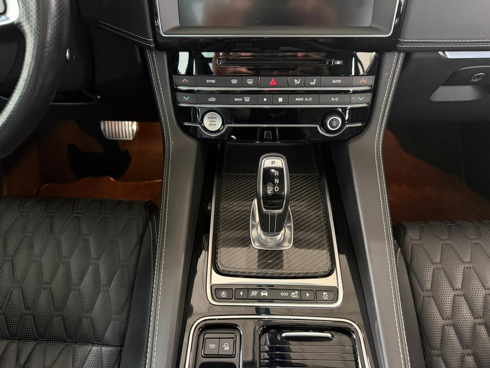 JAGUAR F-Pace 5.0 V8 SVR AWD Automatik-image-11