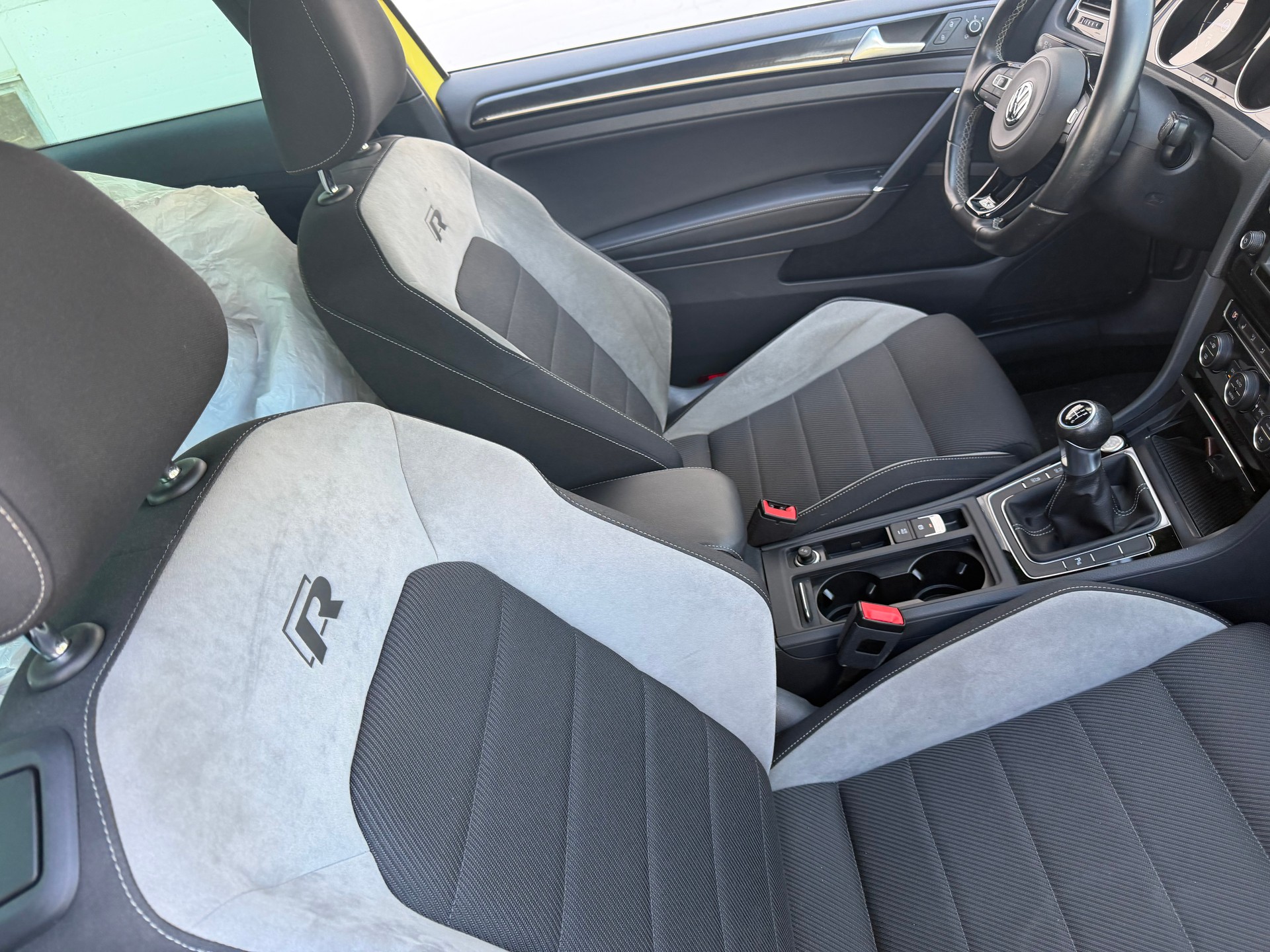 VW Golf 2.0 TSI R 4Motion-image-3