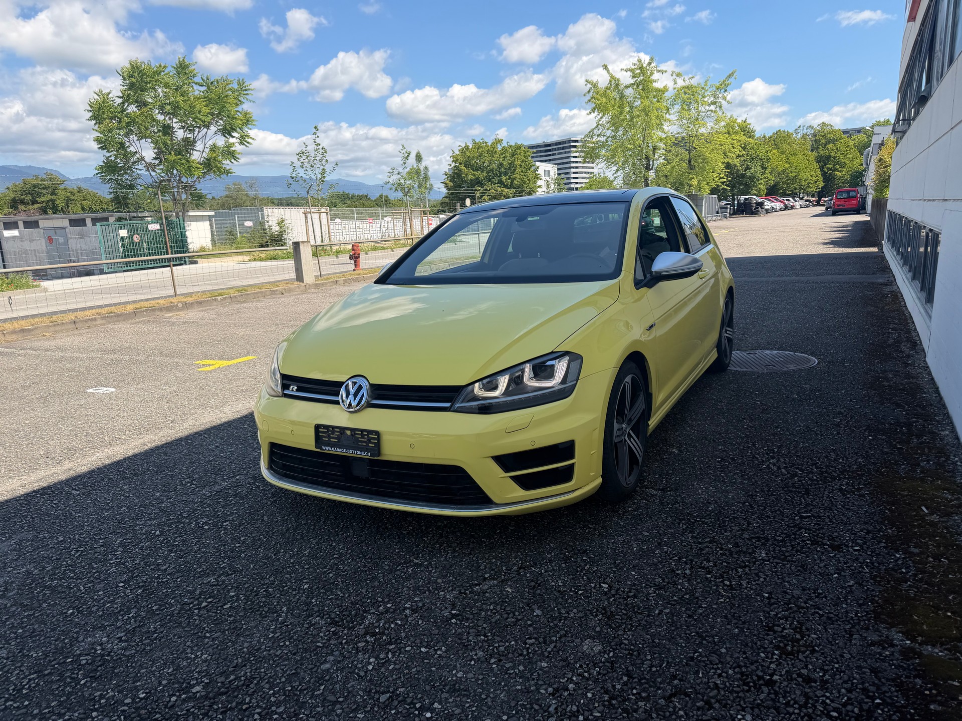 VW Golf 2.0 TSI R 4Motion-image-0