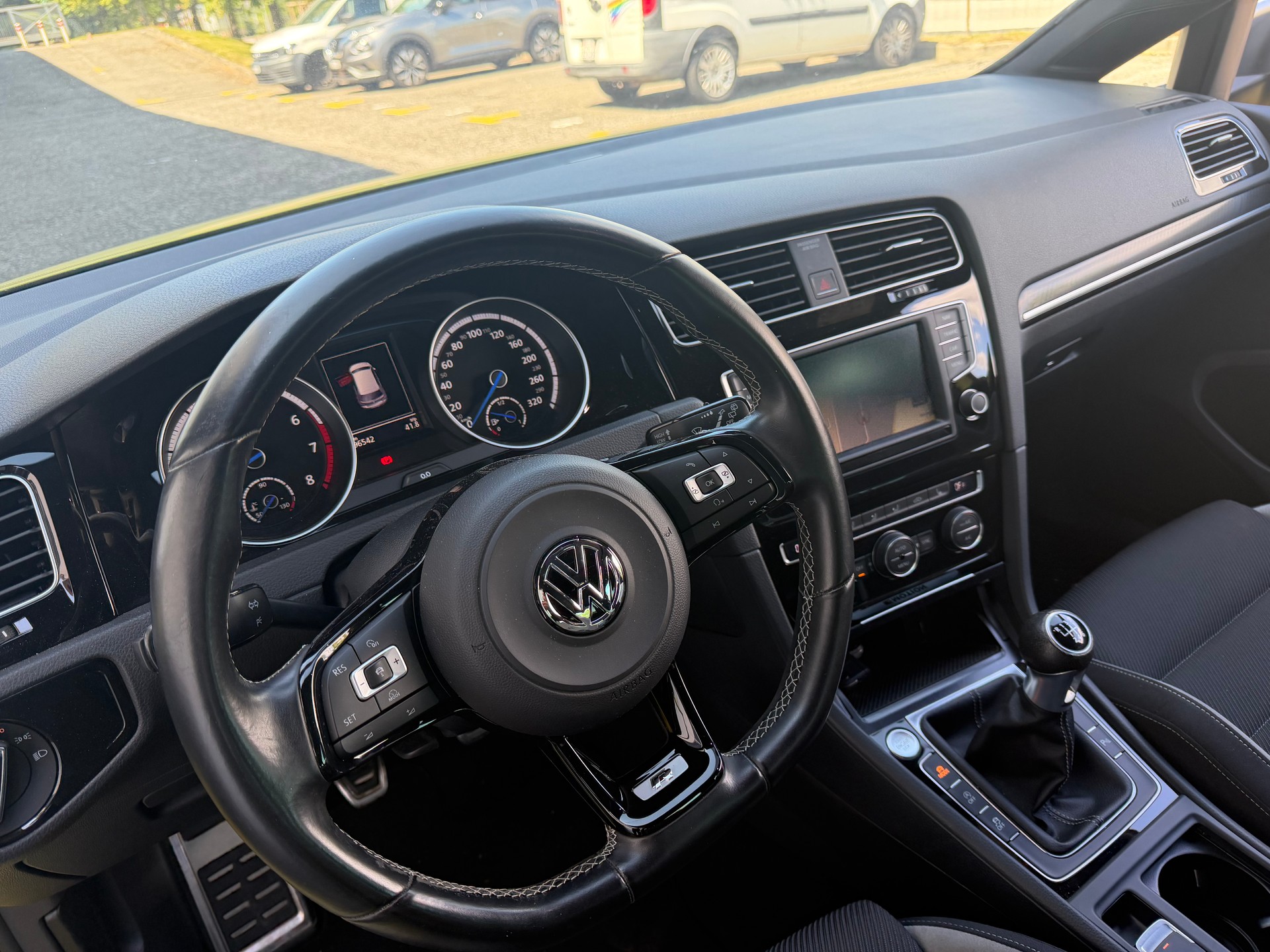 VW Golf 2.0 TSI R 4Motion-image-9