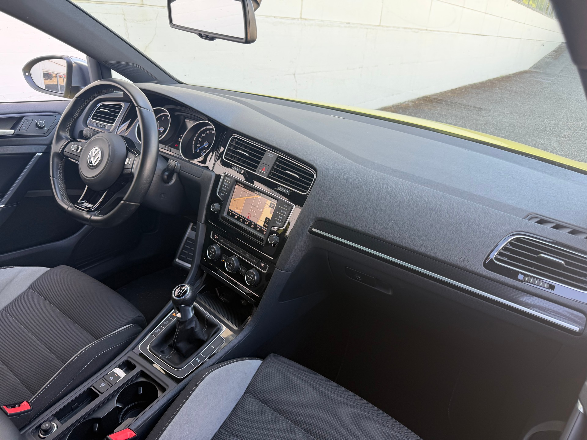 VW Golf 2.0 TSI R 4Motion-image-4