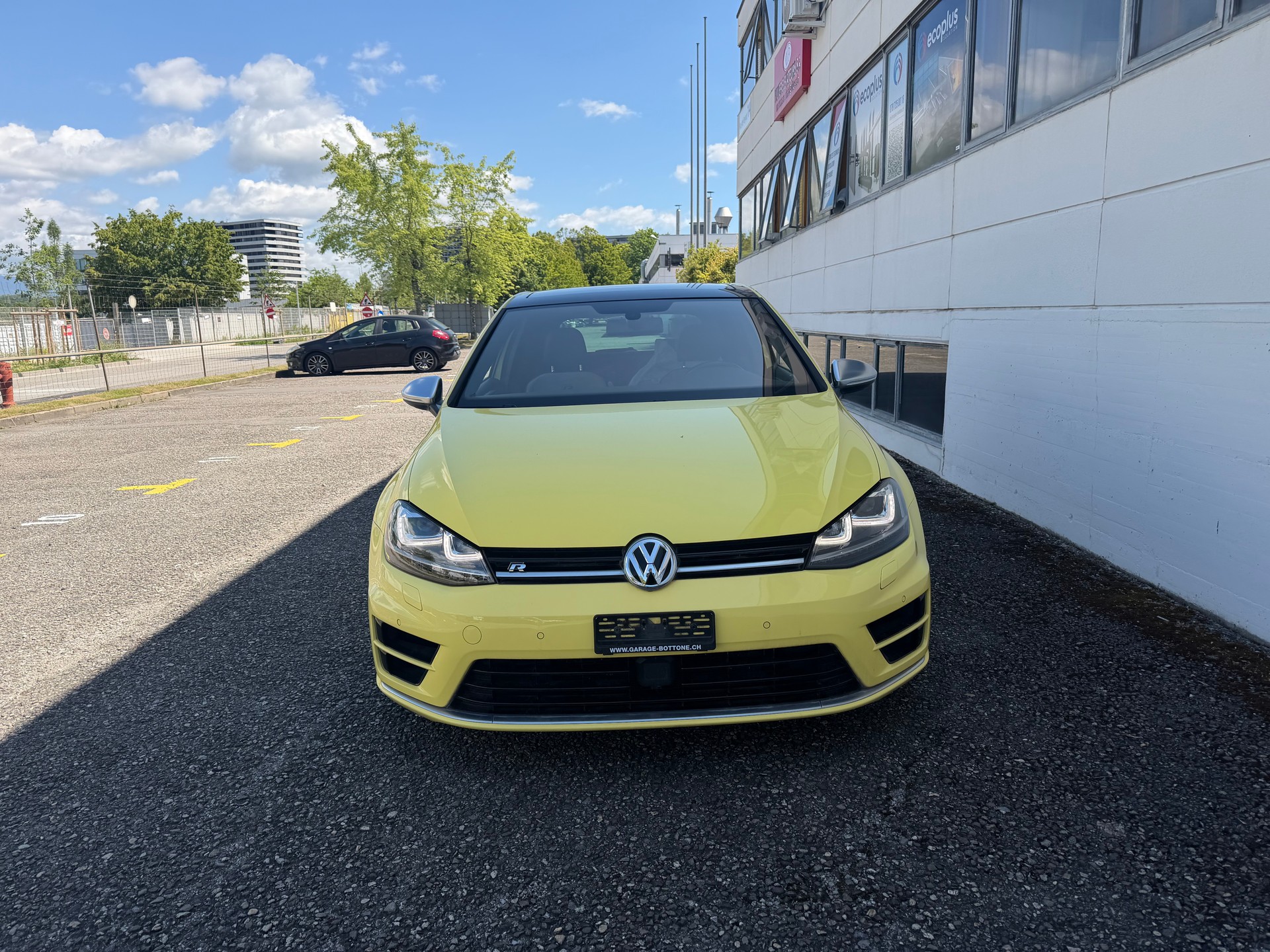 VW Golf 2.0 TSI R 4Motion-image-1